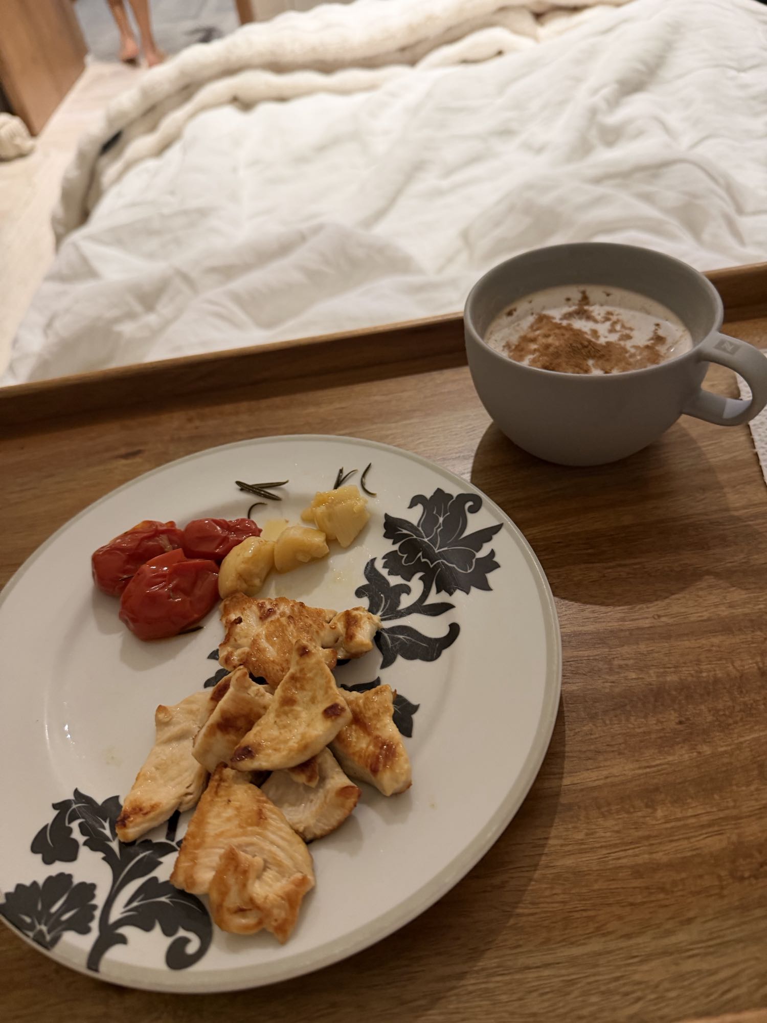 pollo con tomate y café