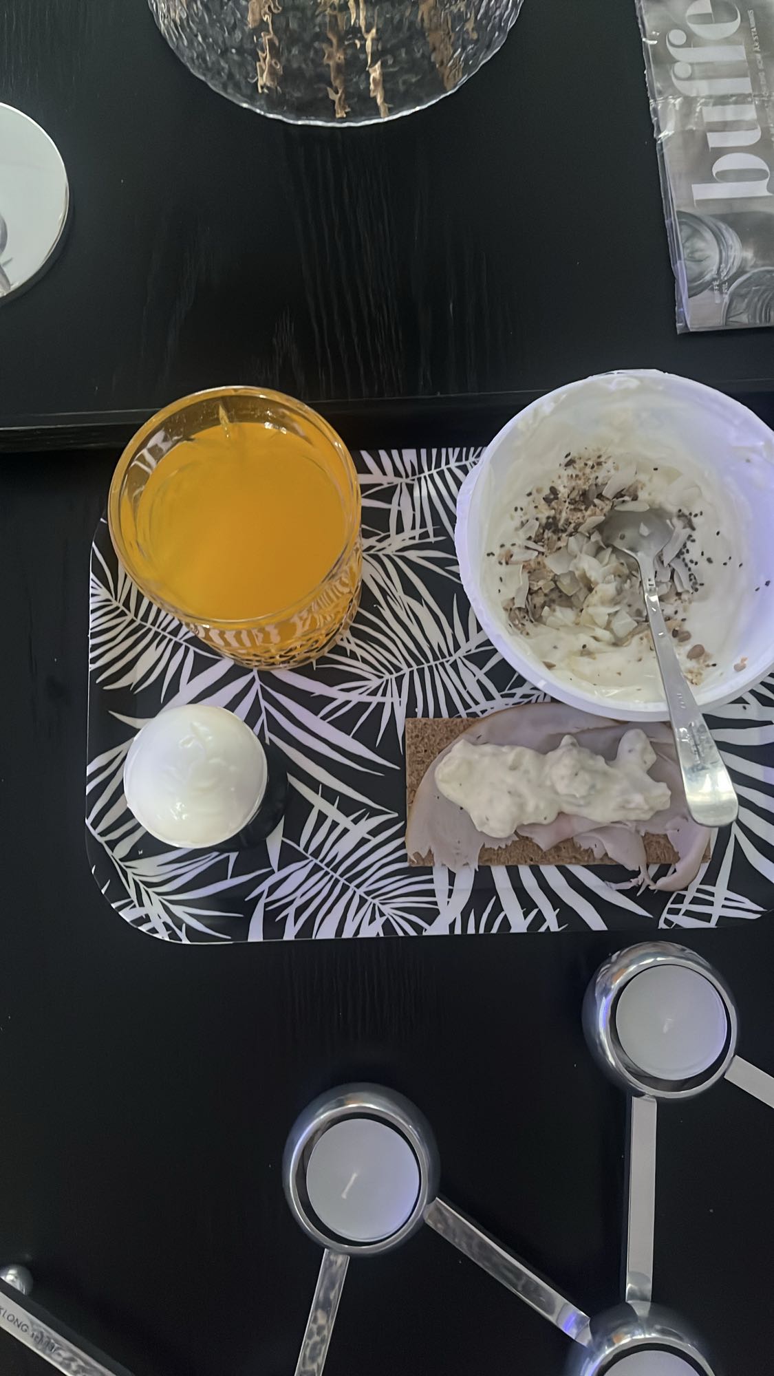 Frukost med grekisk yoghurt och Finn Crisp