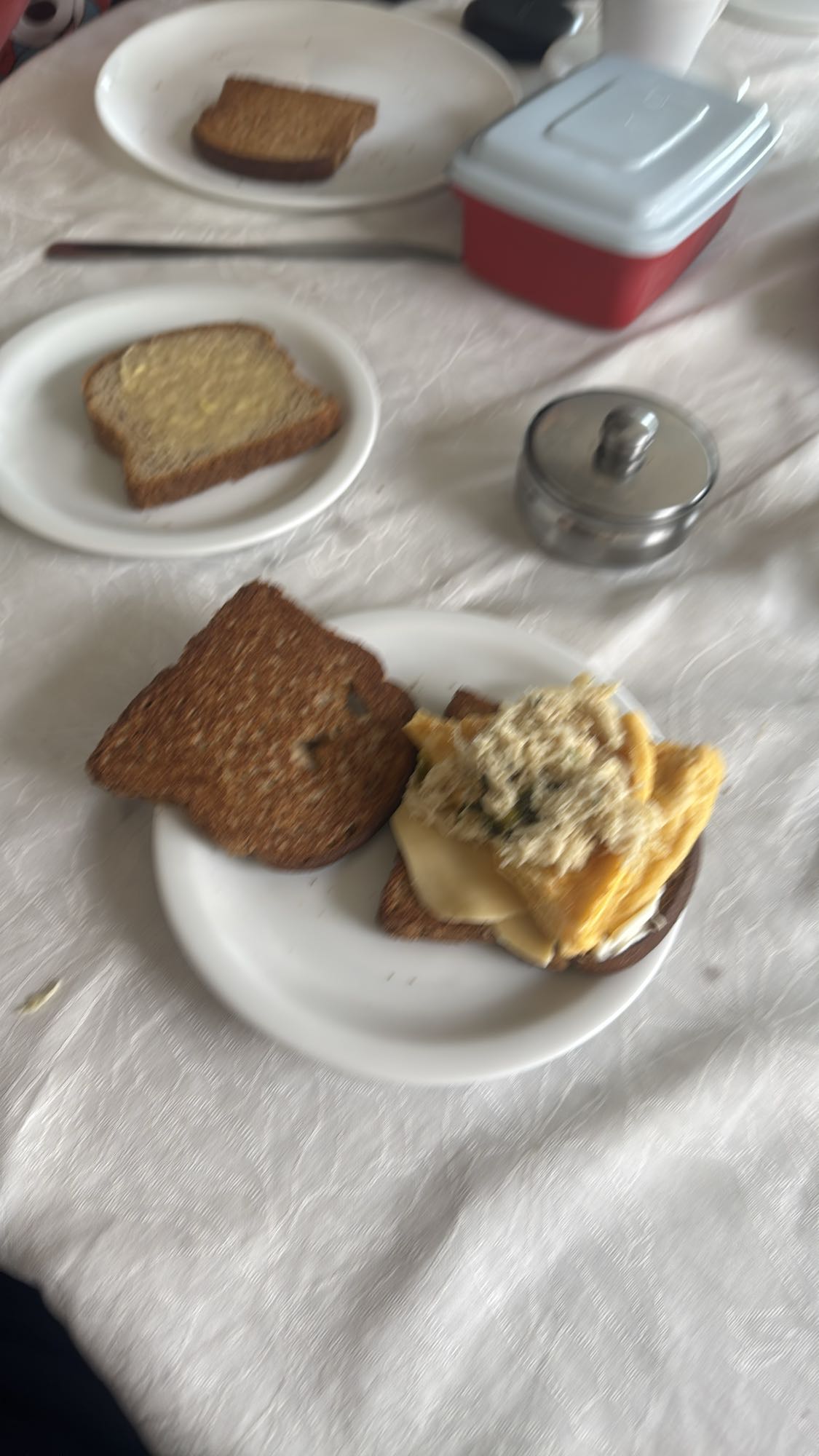 Torrada com ovo e queijo