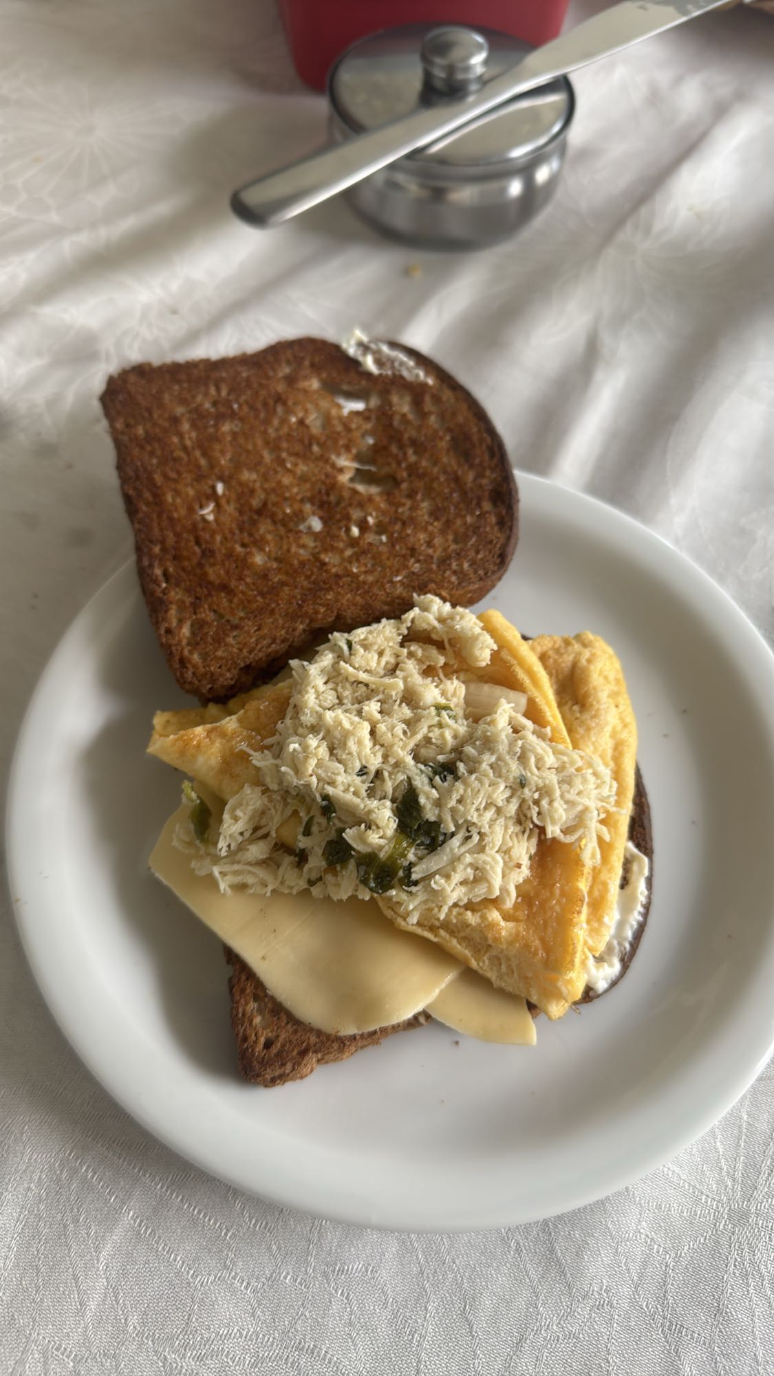 Torrada com omelete e frango