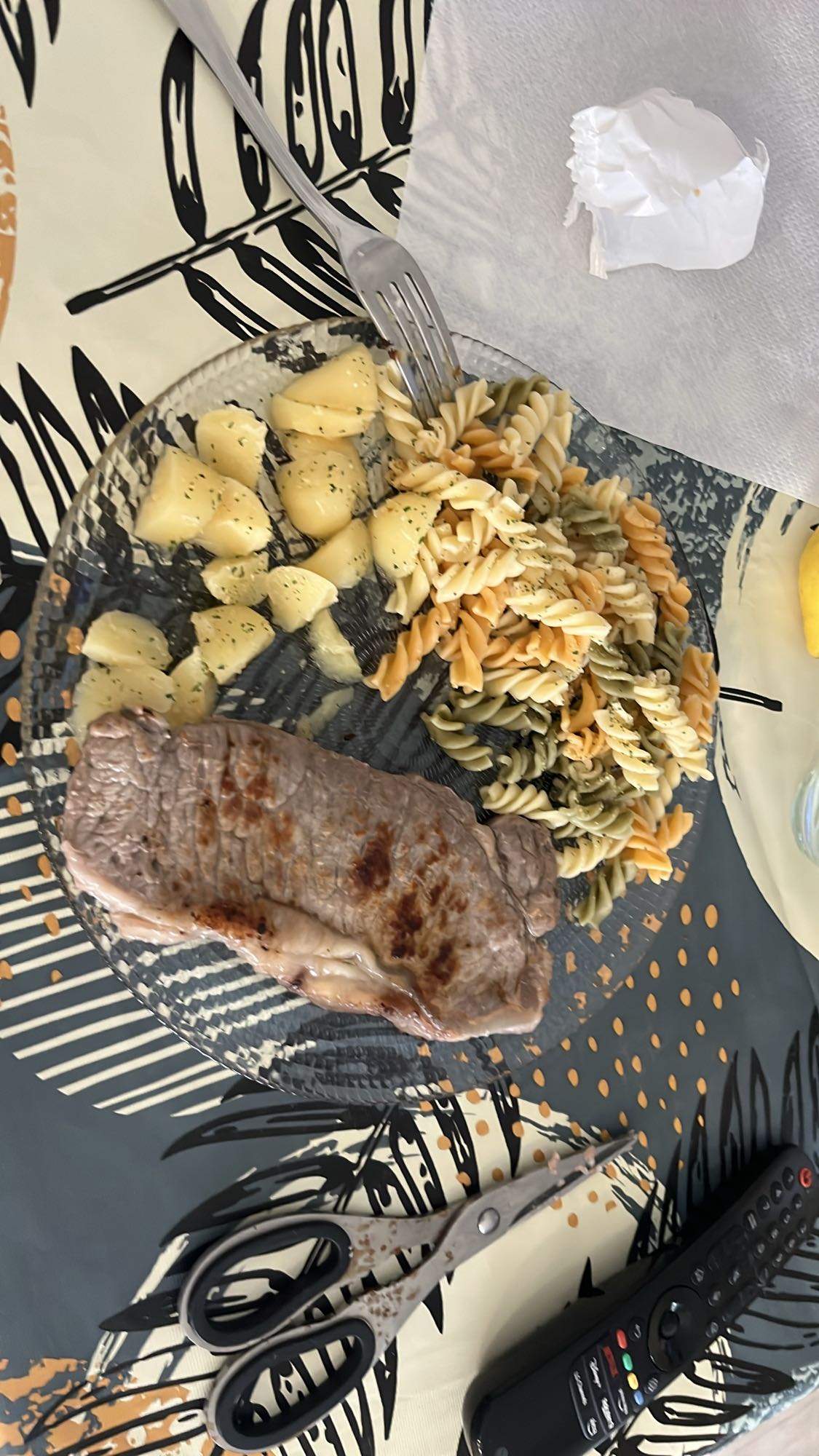 bistec con pasta y papa