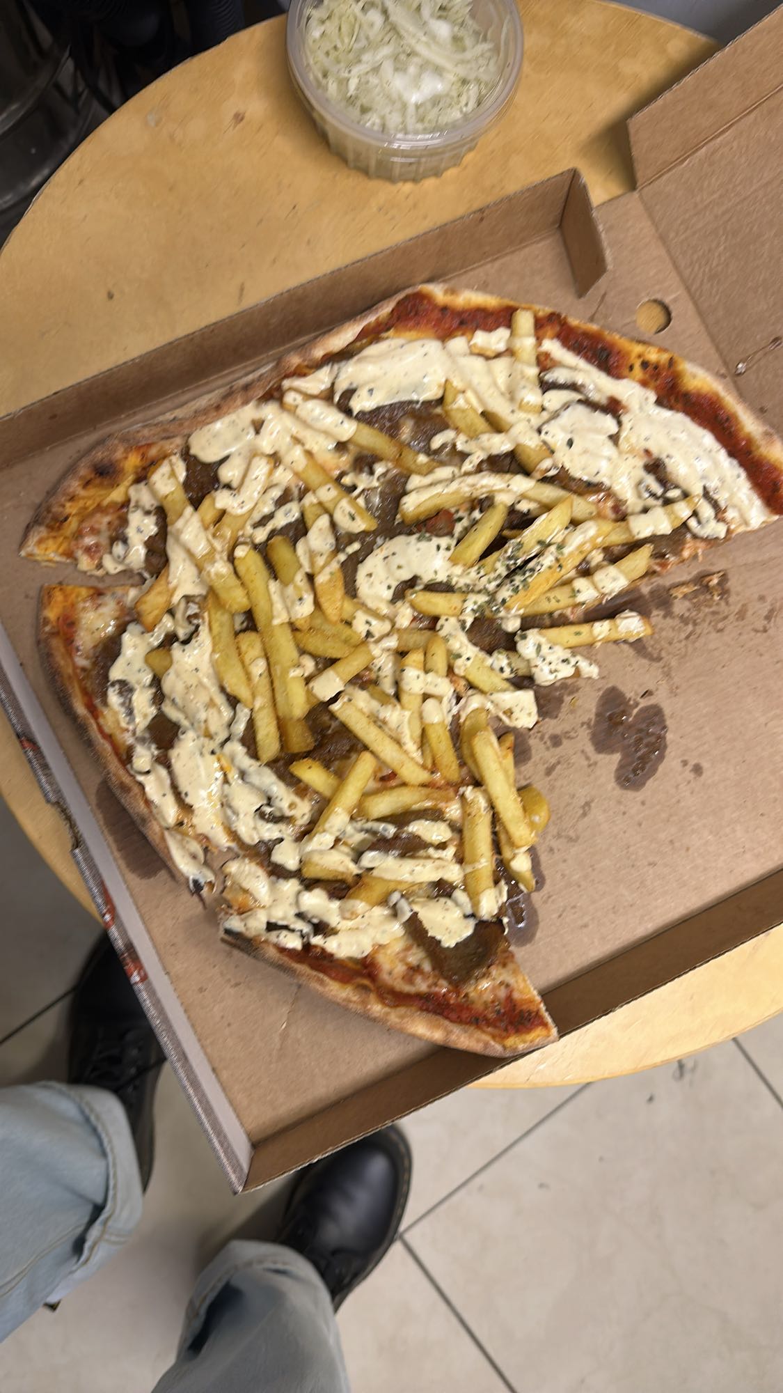 Pizza med pommes och sås