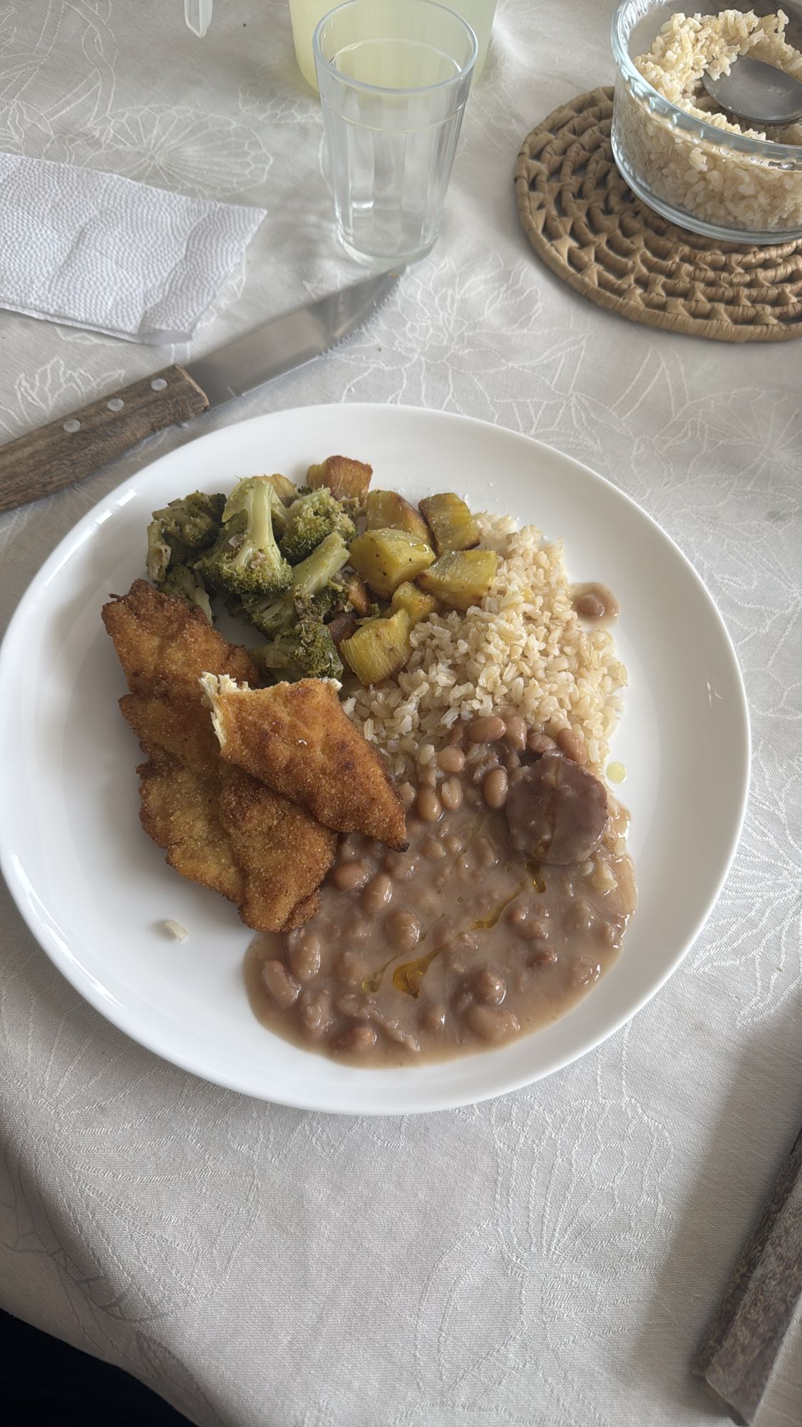 Prato com frango e feijão