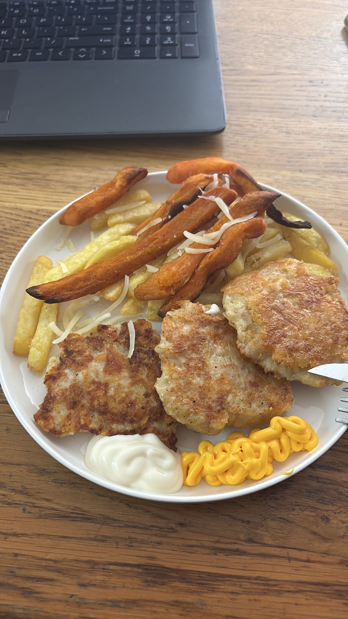 Rántott hús sült krumplival