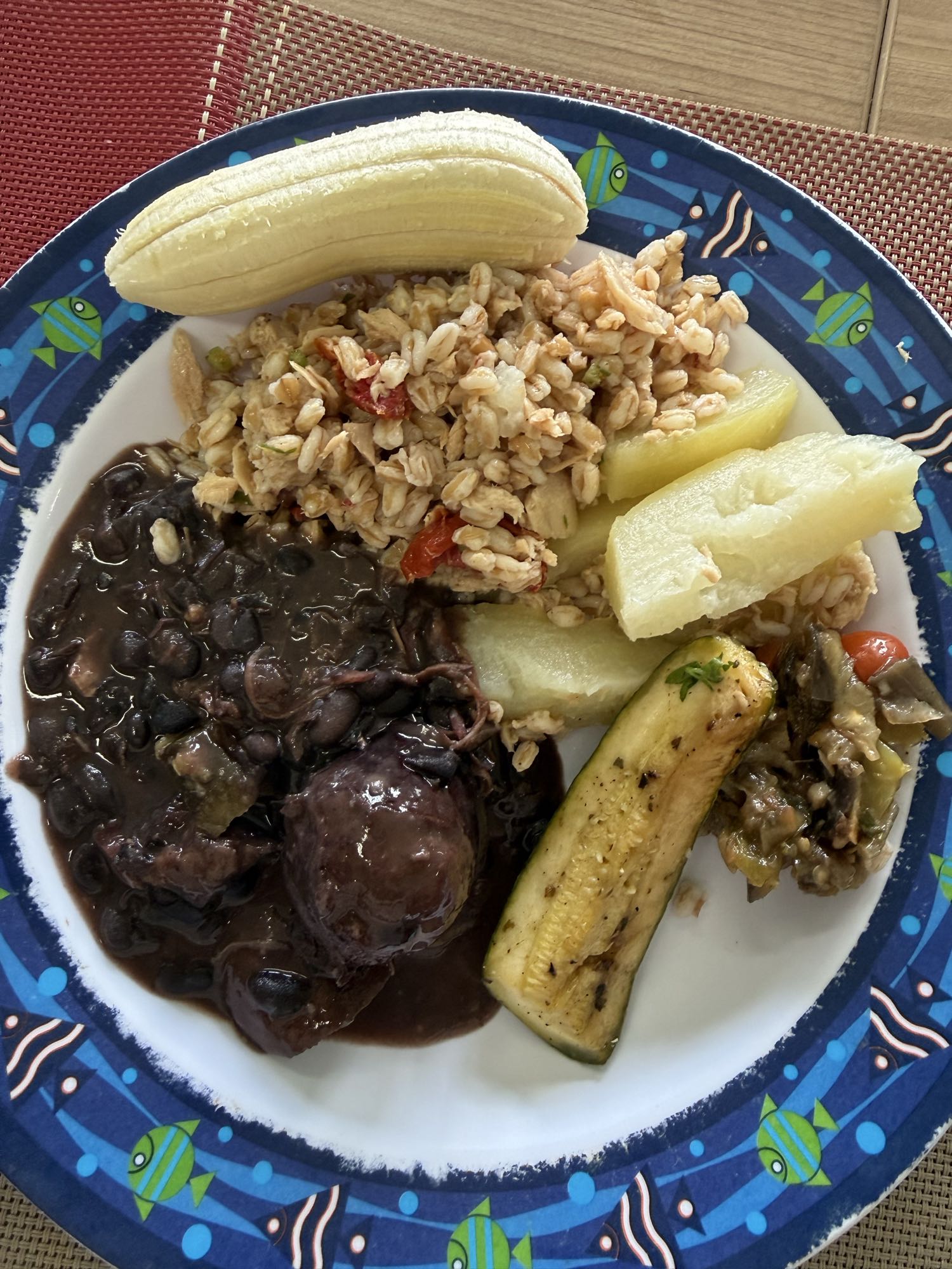 Prato com feijão e banana