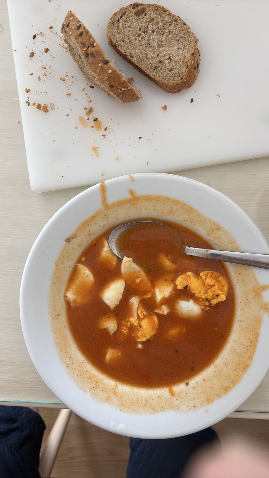 Tomatsuppe med egg og brød