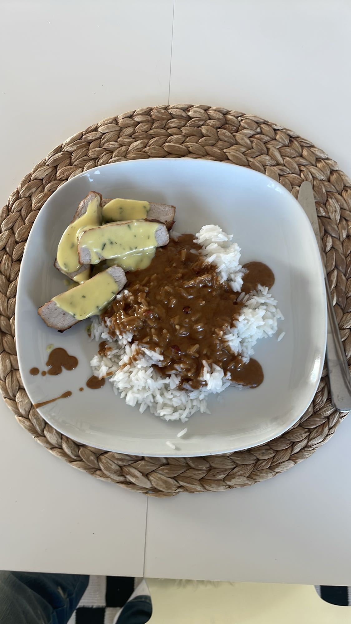 Fläsk med ris och sås