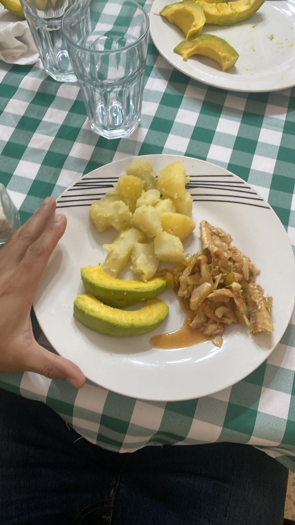 papa hervida, bacalao y aguacate