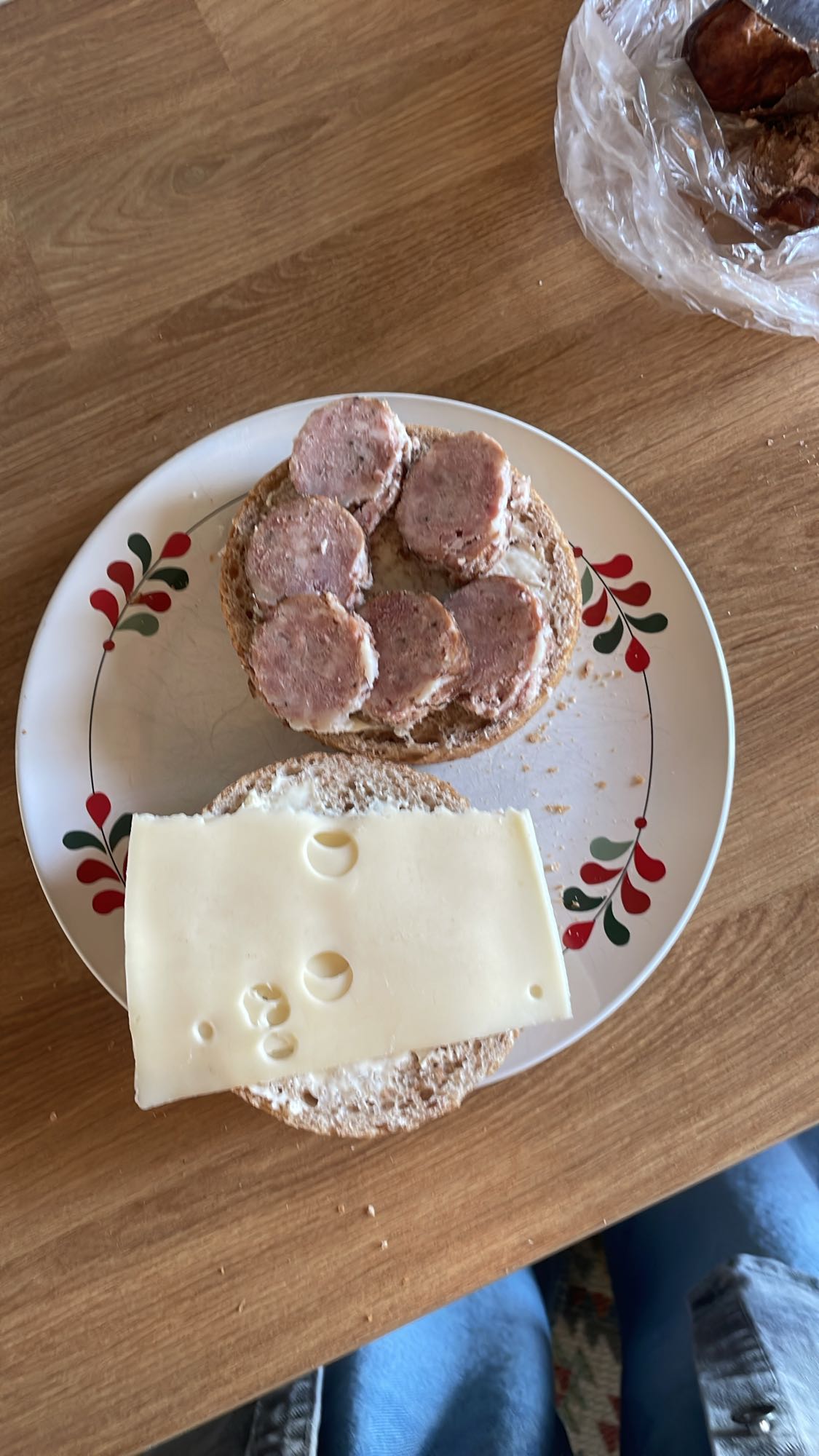 Bułka z serem i kiełbasą
