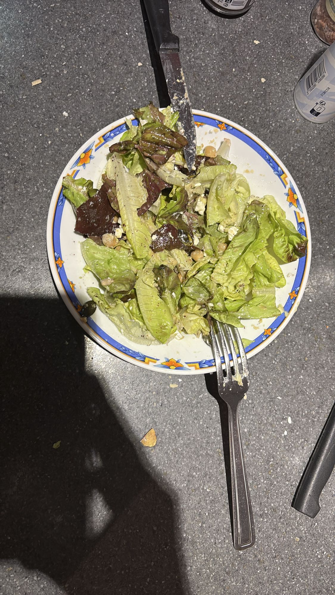Salade verte au fromage et demi avocat