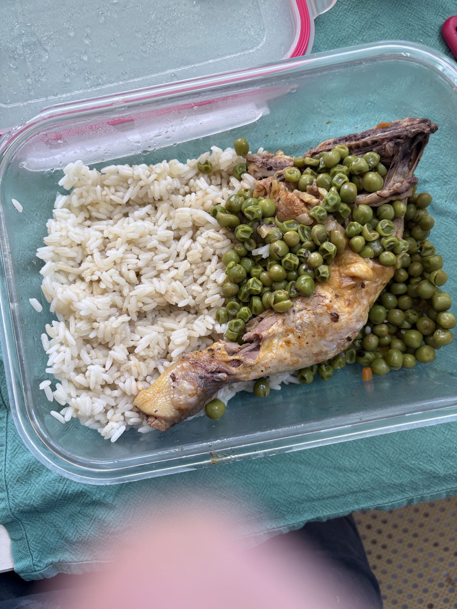 Arroz com frango e ervilhas