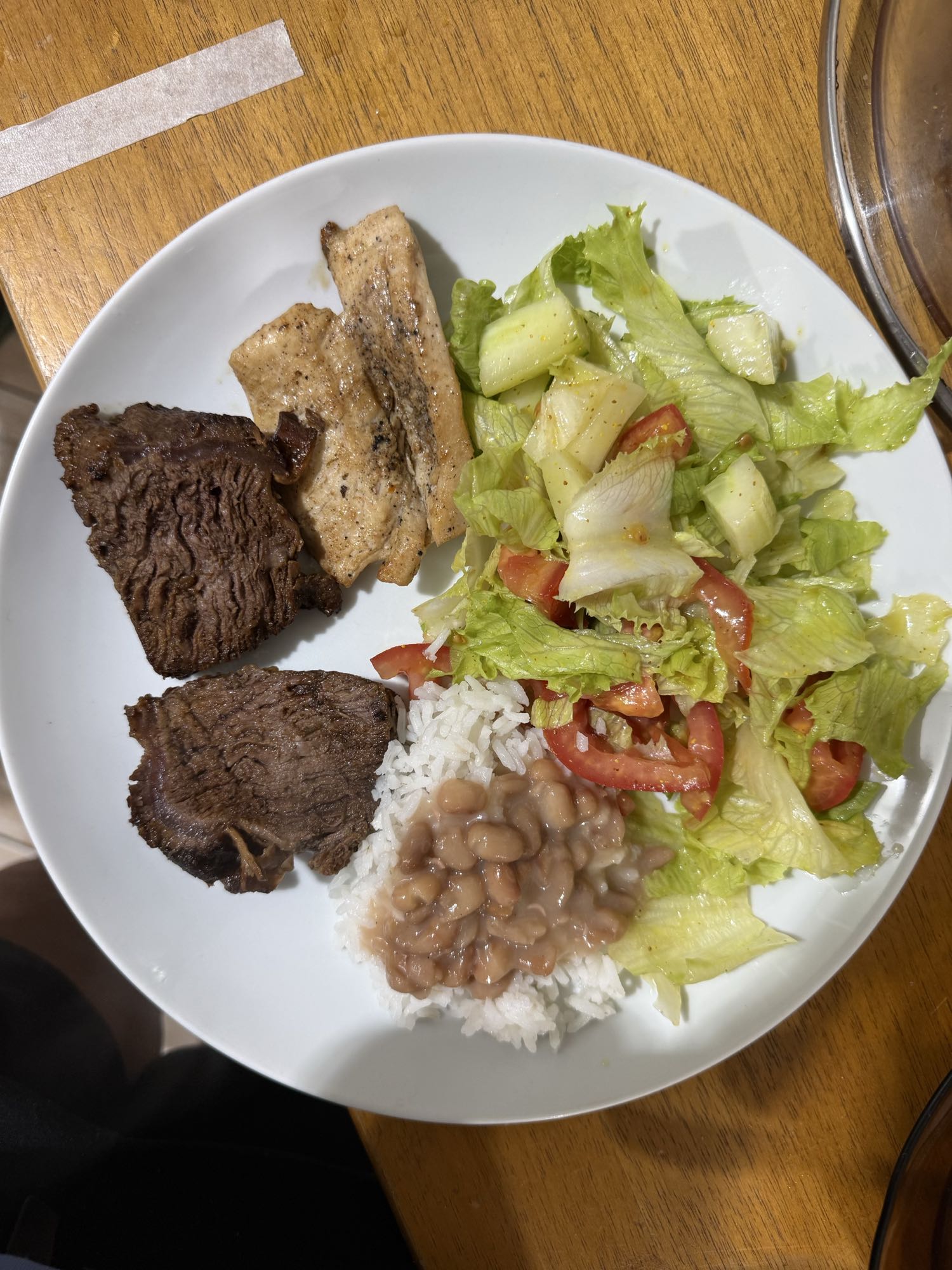 Prato com carne e salada