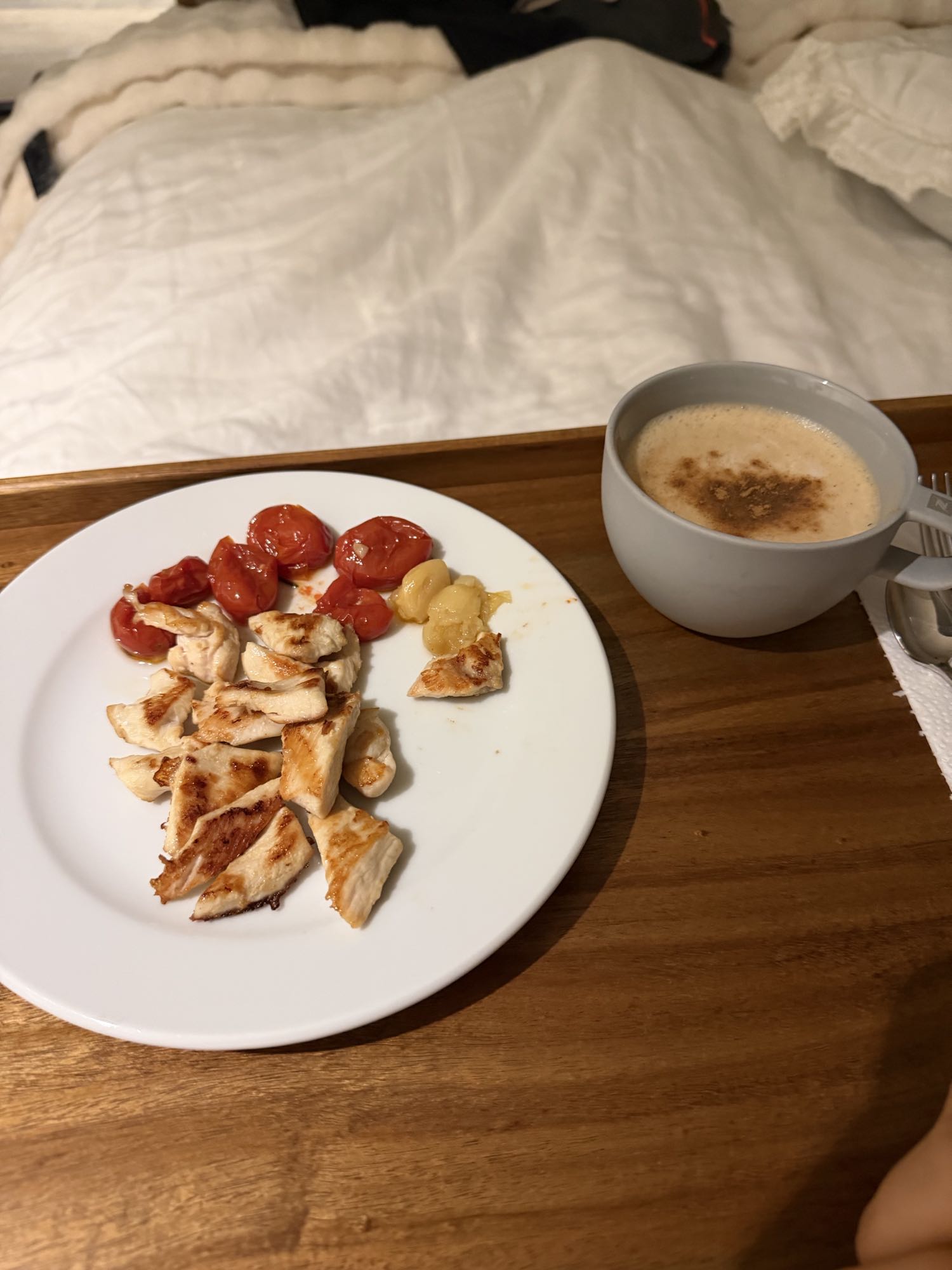 pollo con tomate y café
