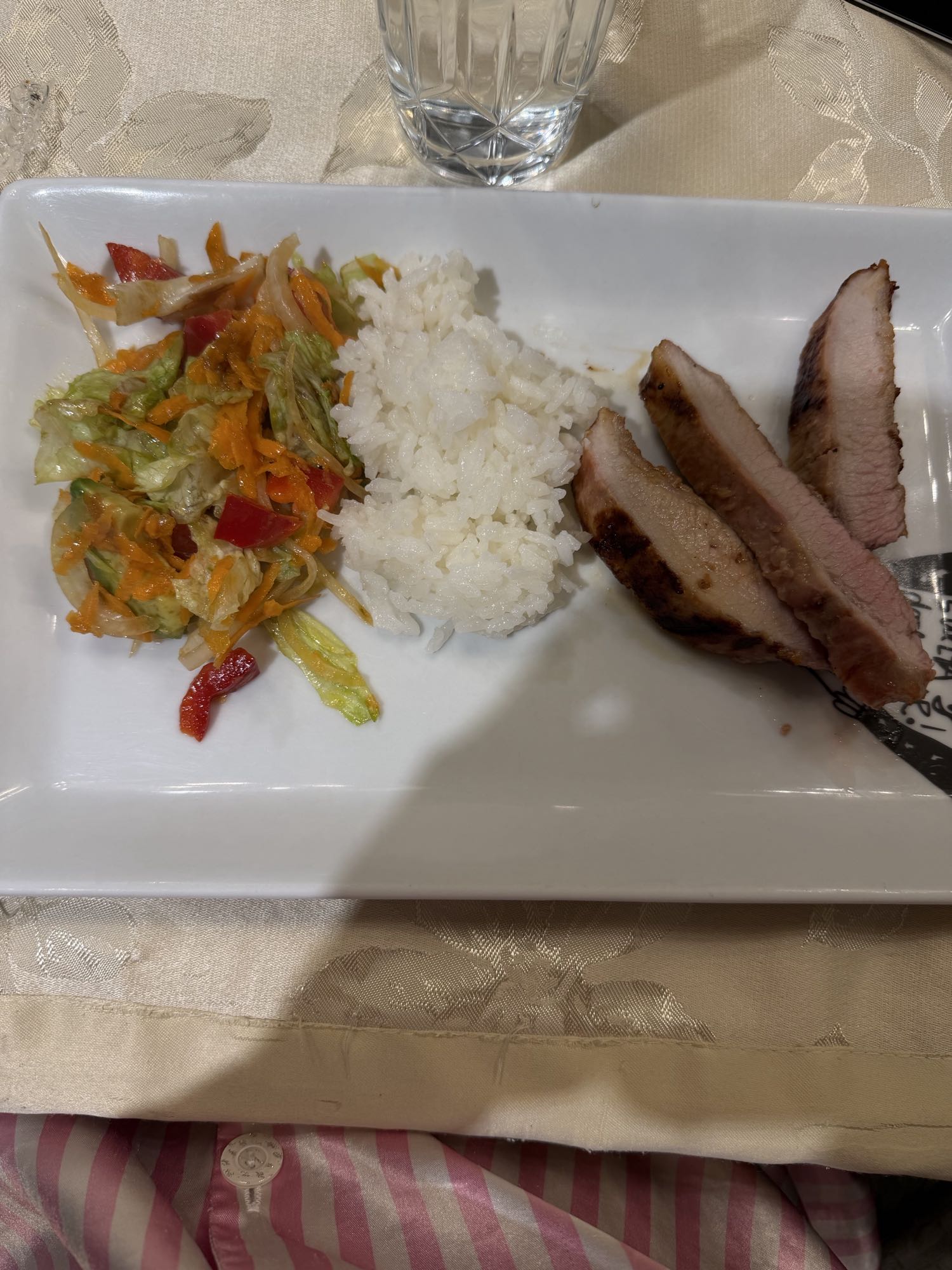 cerdo con arroz y ensalada