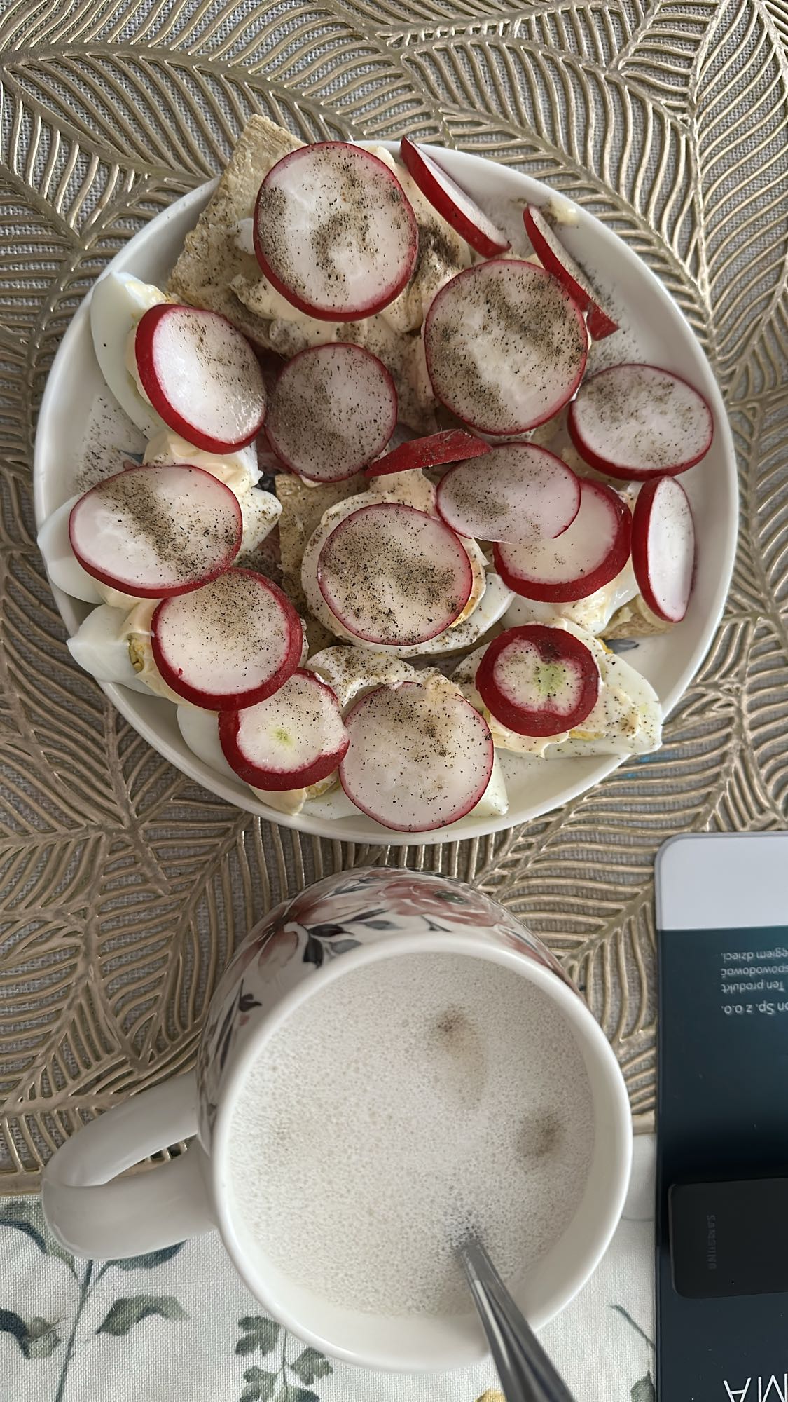 Wafle z jajkiem i rzodkwią