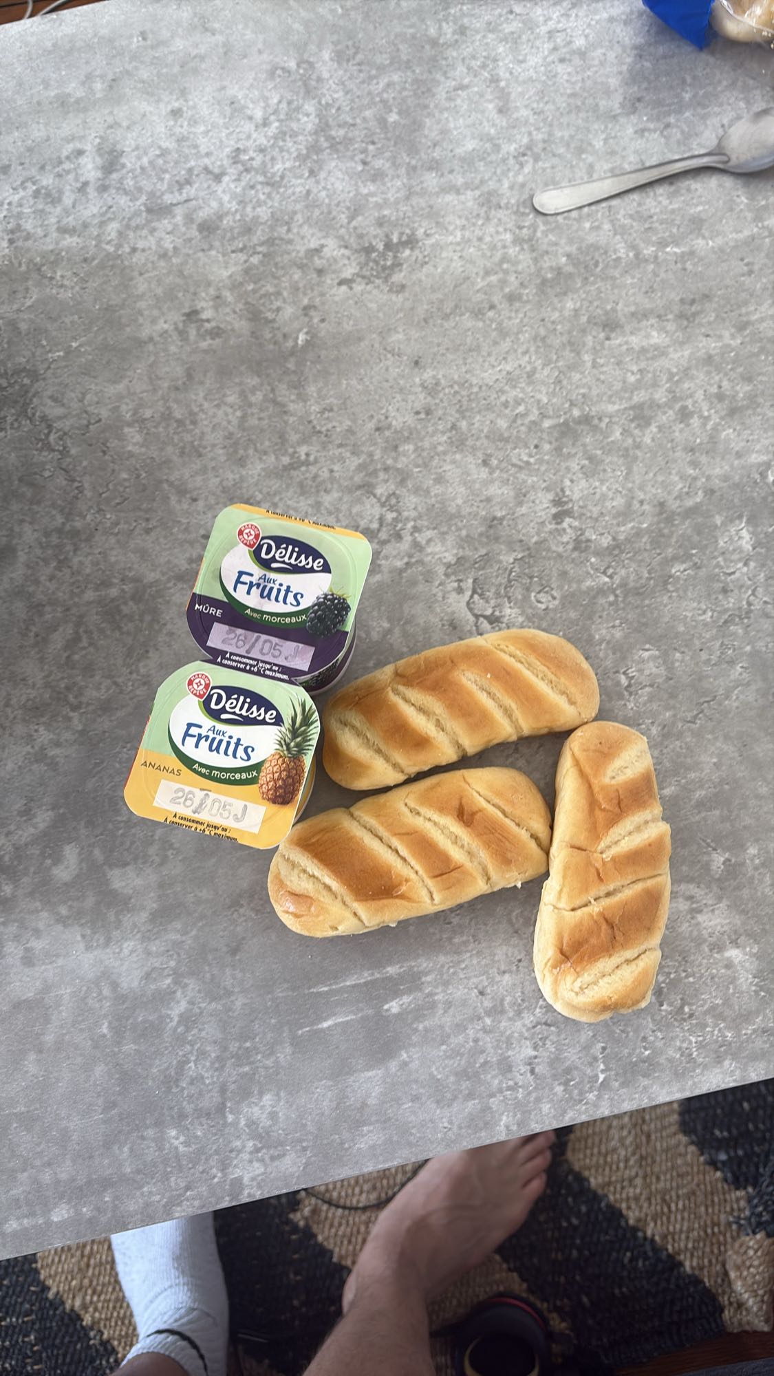 Pain et yaourts aux fruits