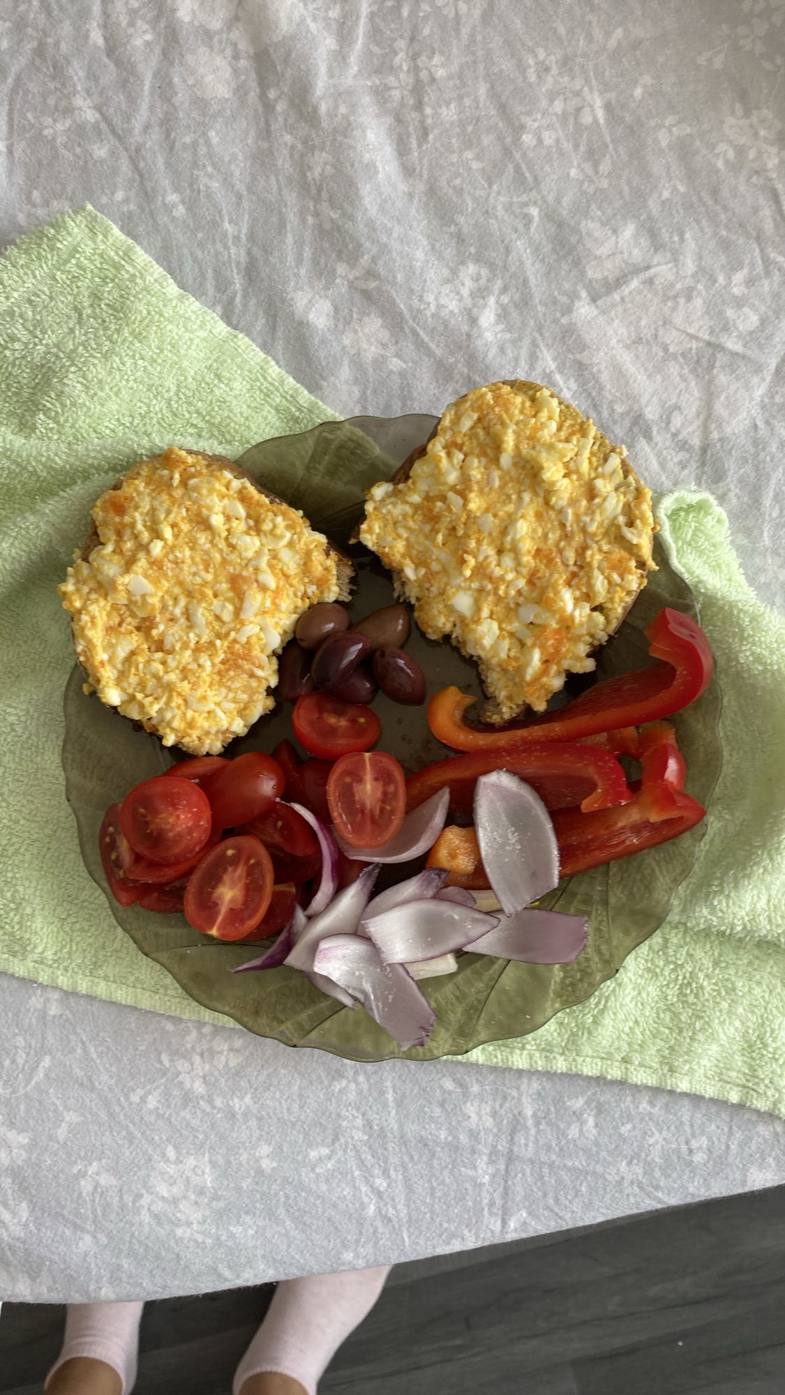 Tartine cu ou si salata