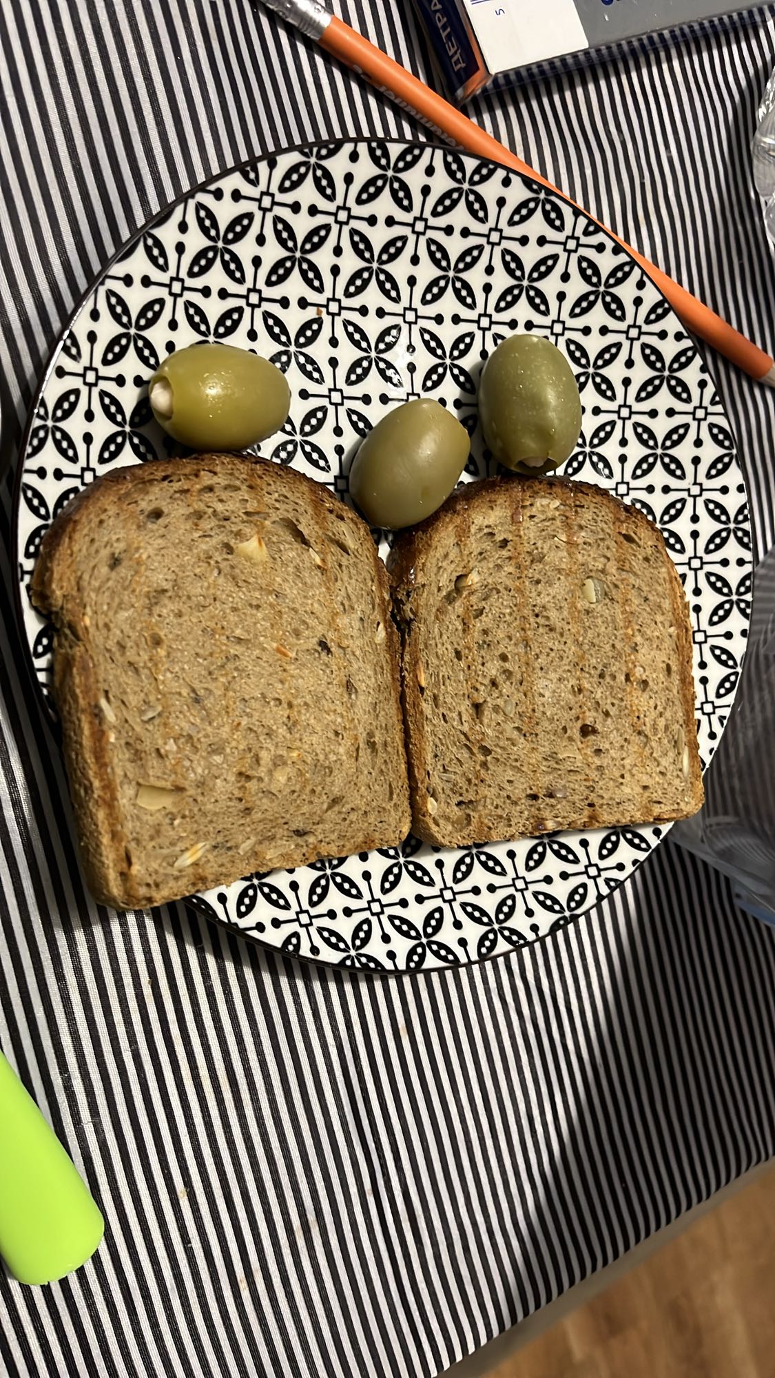 Пълнозърнест хляб с маслини