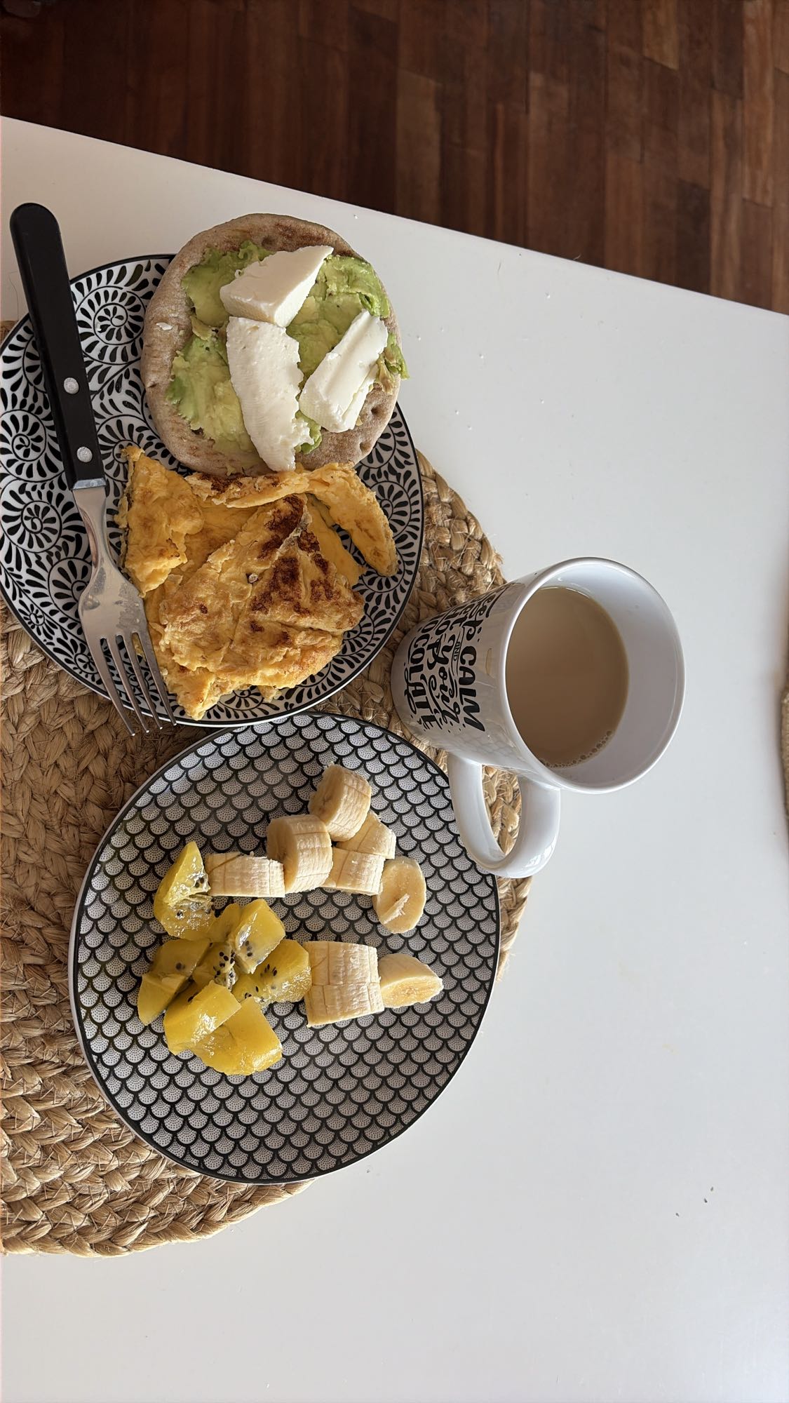 desayuno con huevo y fruta