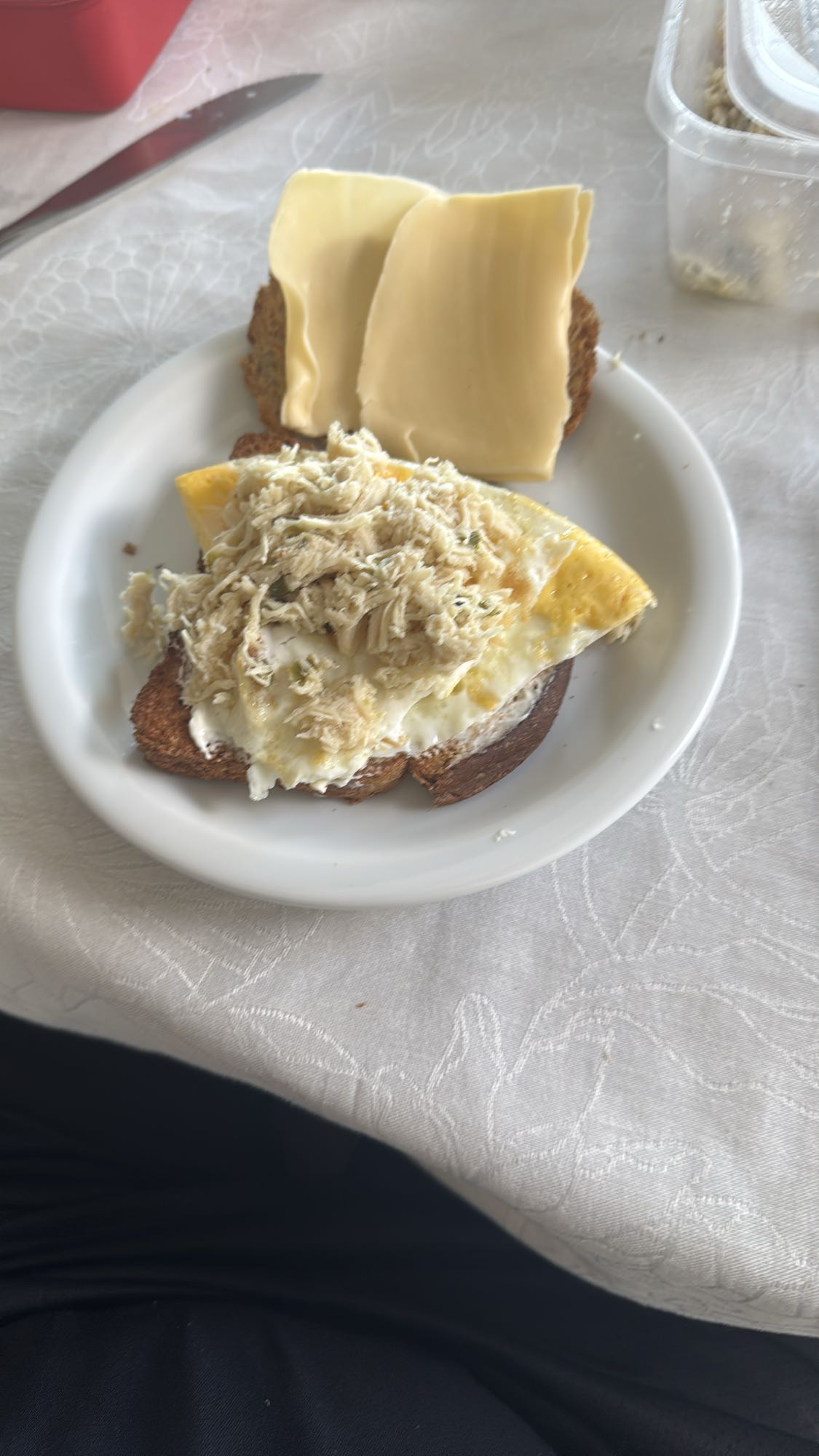 Torrada com ovo e frango