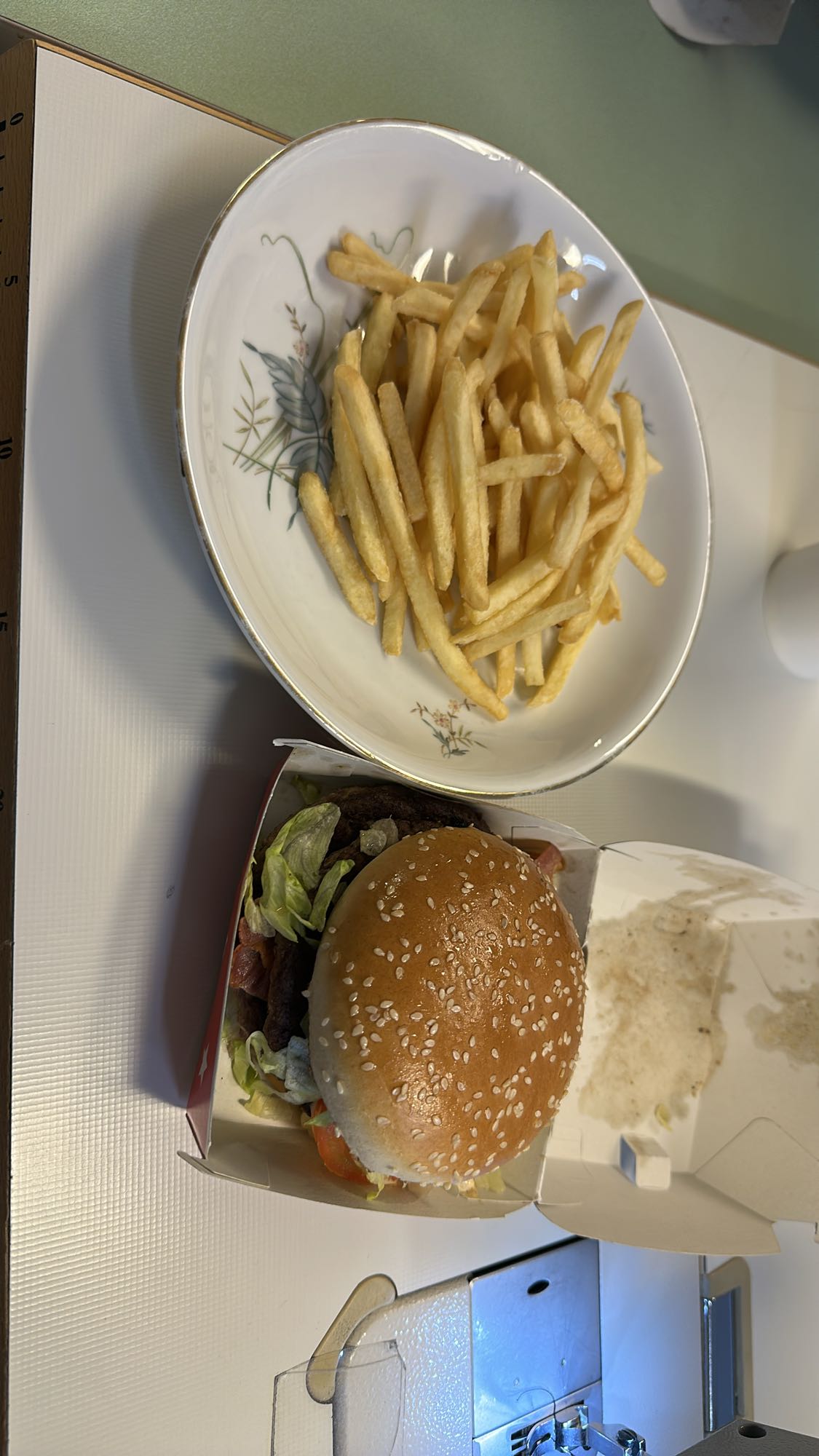 Hamburgare med pommes
