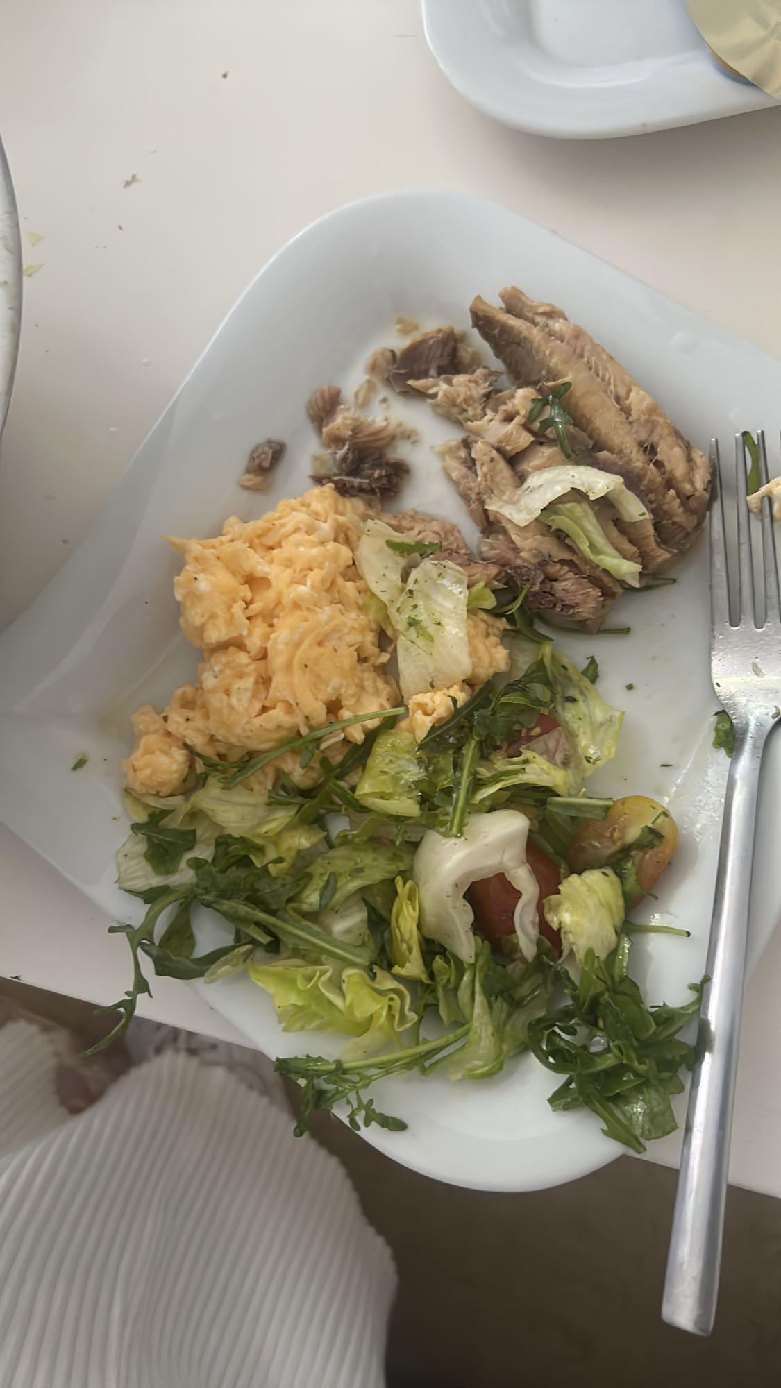 Rührei mit Fischsalat
