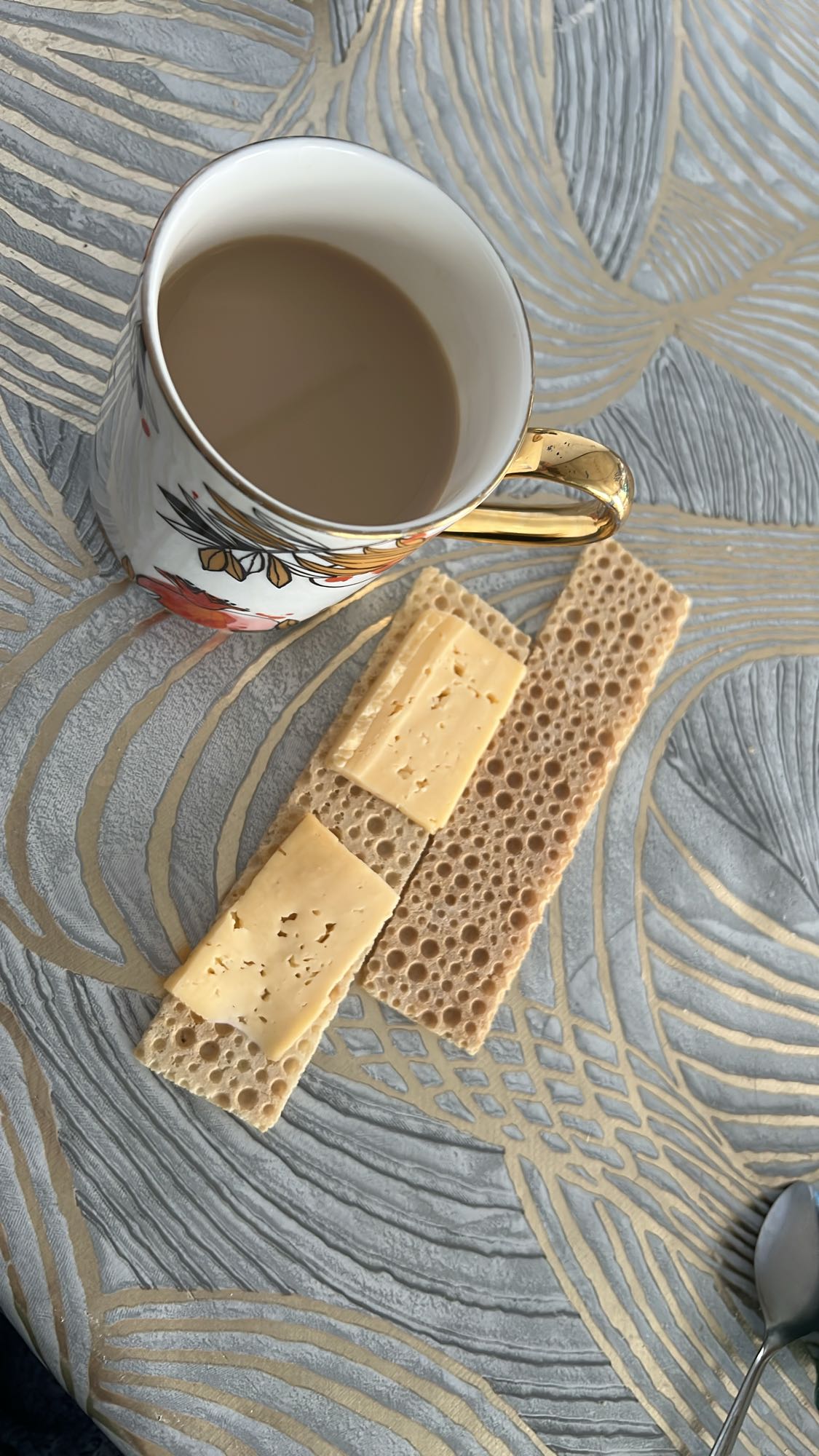 Кофе с хлебцами и сыром