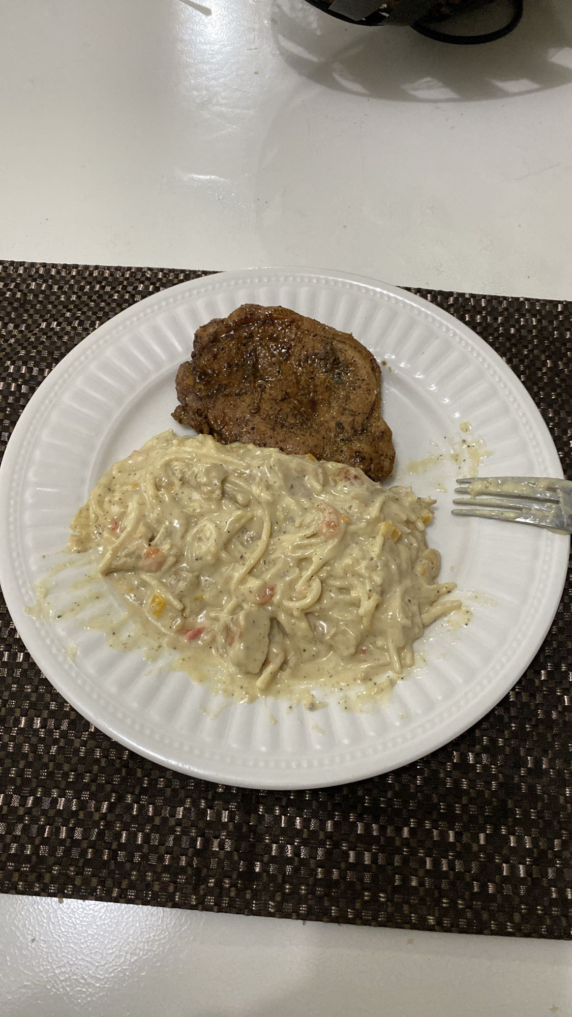 chuleta con pasta cremosa