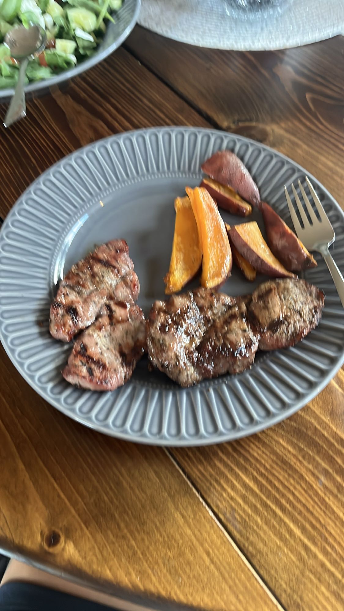 Grillat kött med sötpotatis