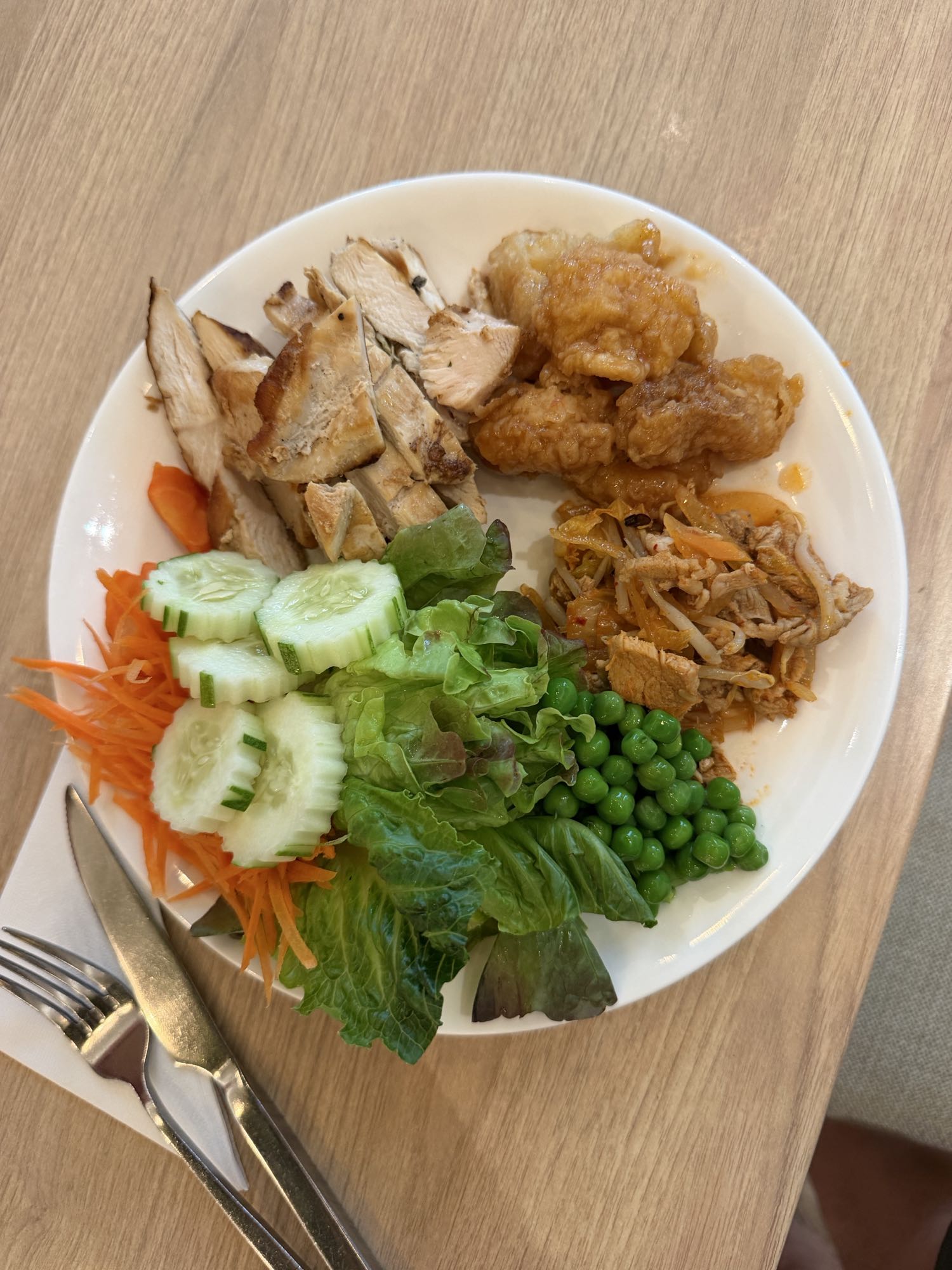 Piatto misto di pollo e pesce saltato