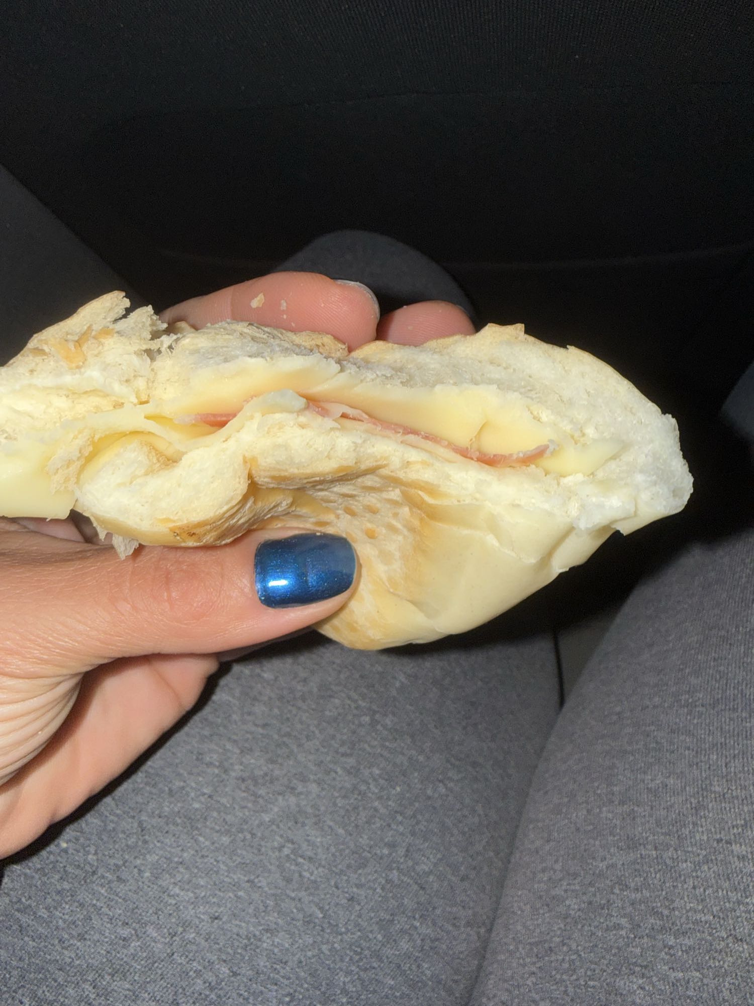 Pão com queijo e presunto