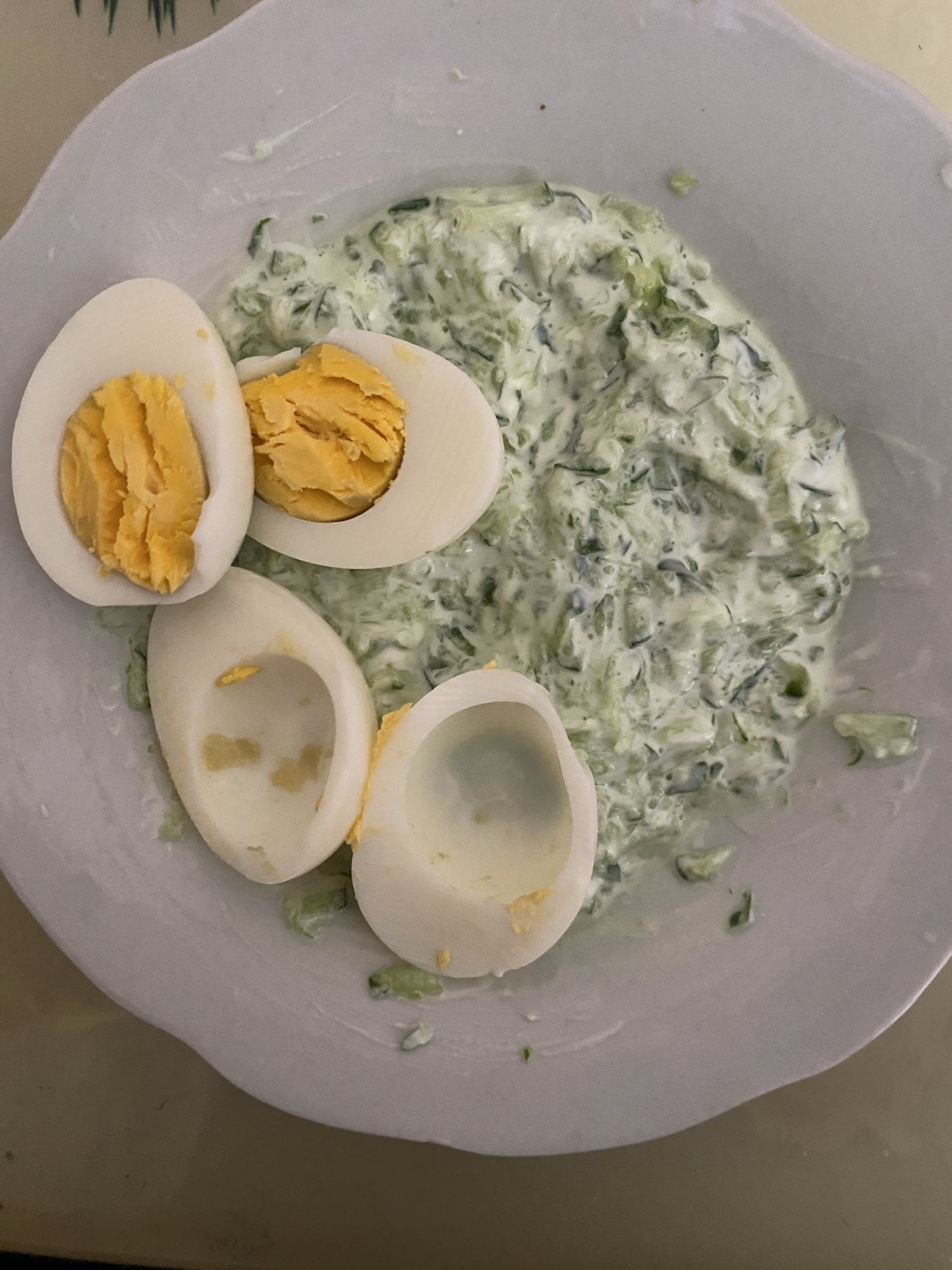 Yoğurtlu salatalık yumurta