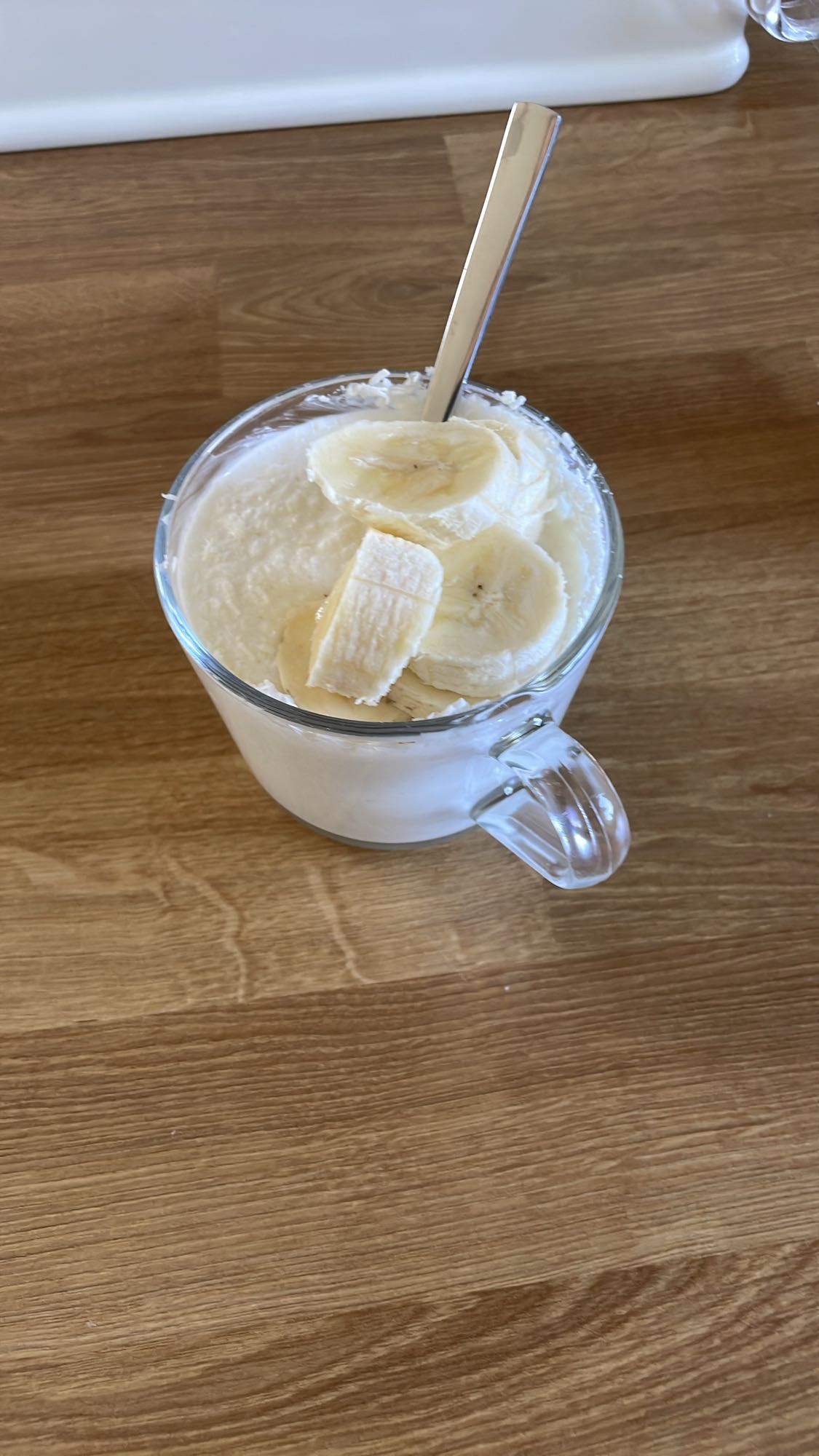 Skyr pitny naturalny z wiórkami kokosowymi i połową banana
