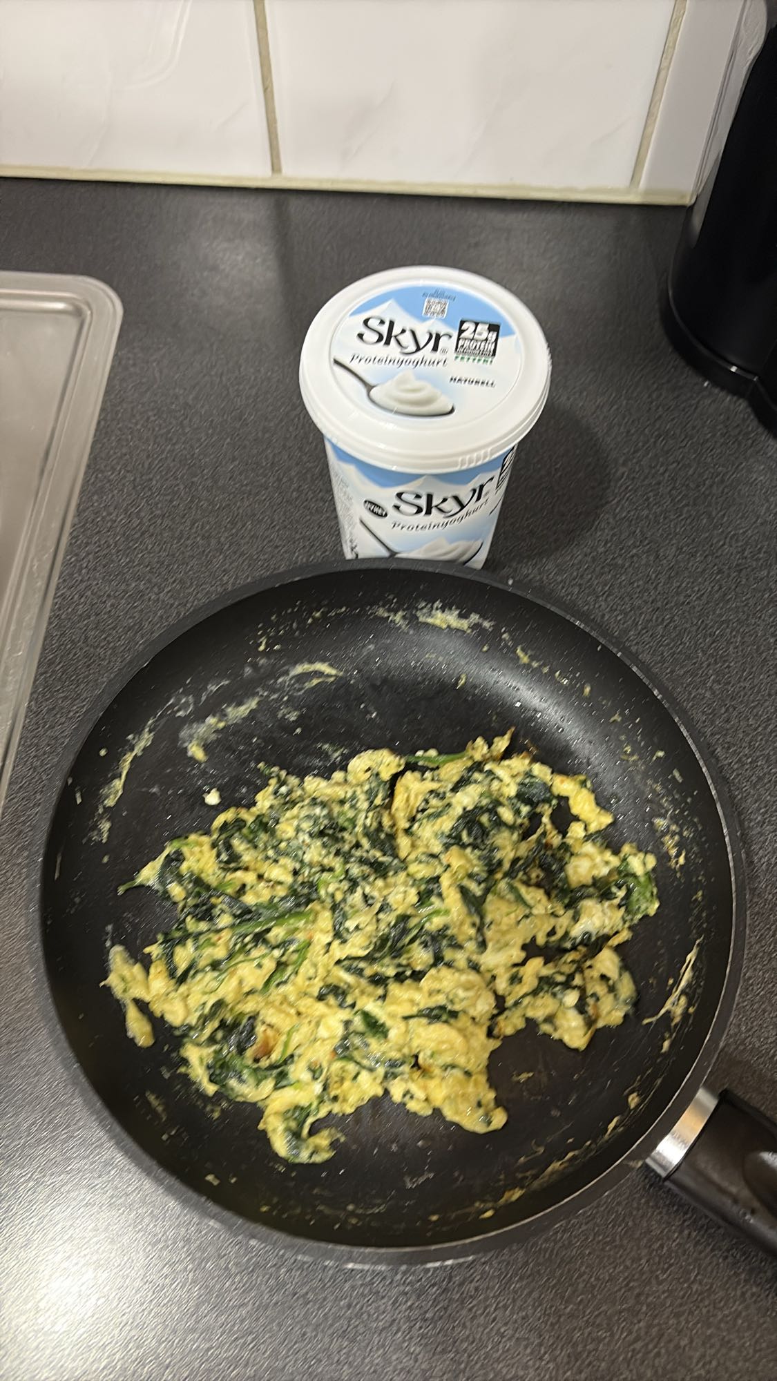 Eggerøre med spinat og skyr
