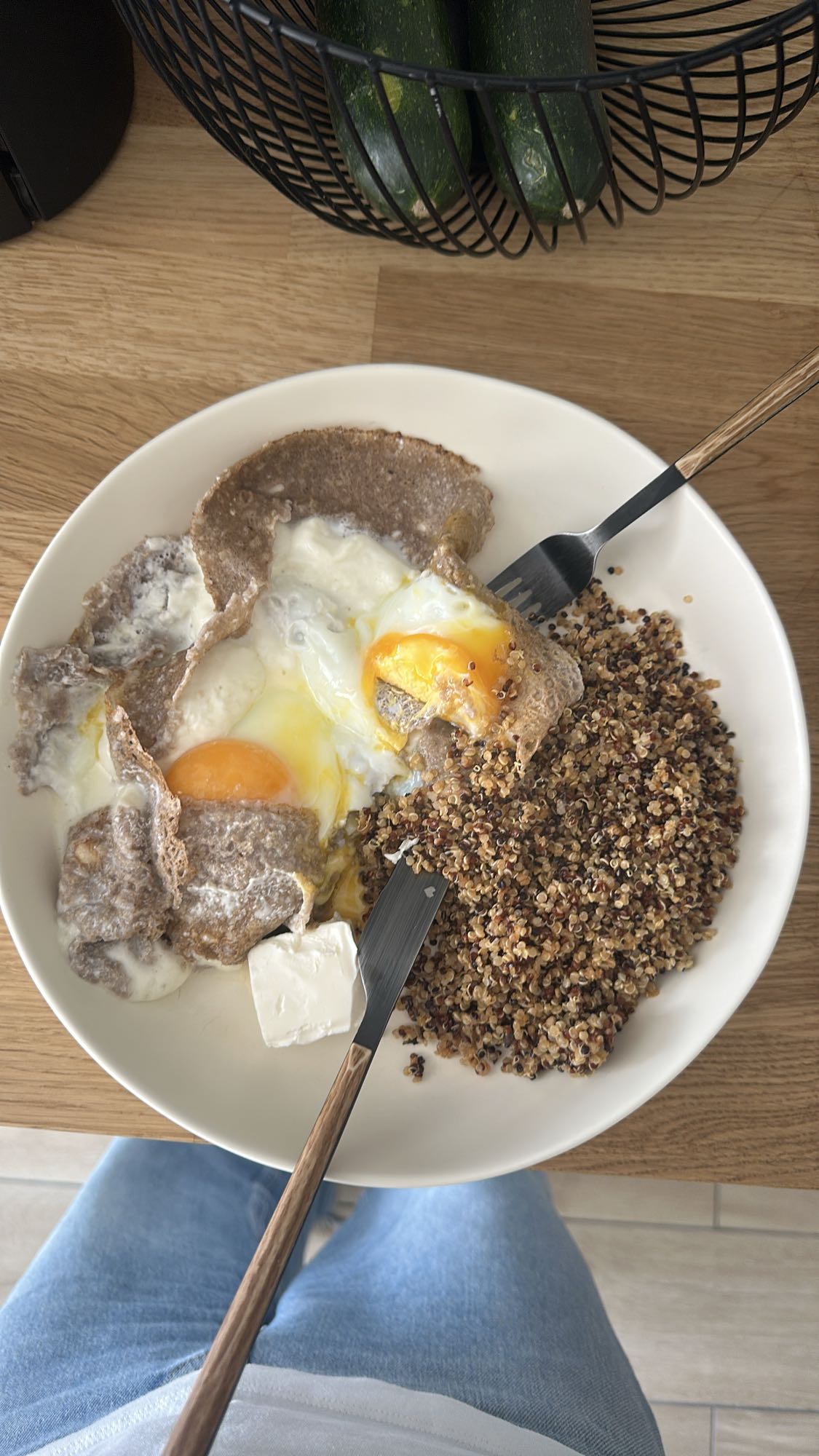 Galettes, œufs et quinoa