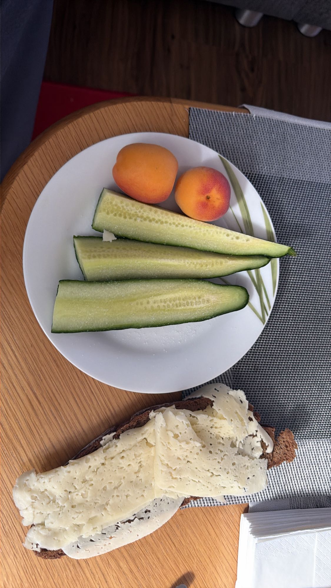 Brot mit Käse und Obst