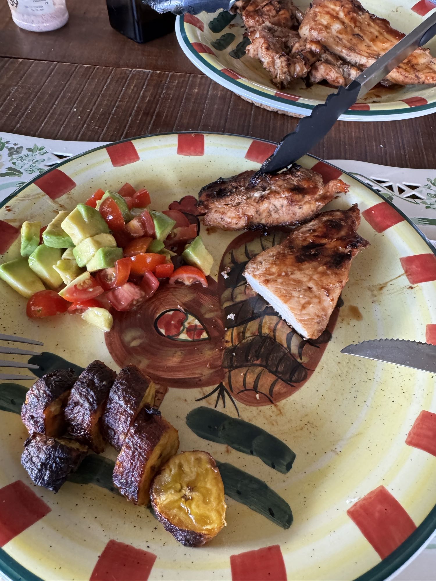 pollo con plátano y ensalada