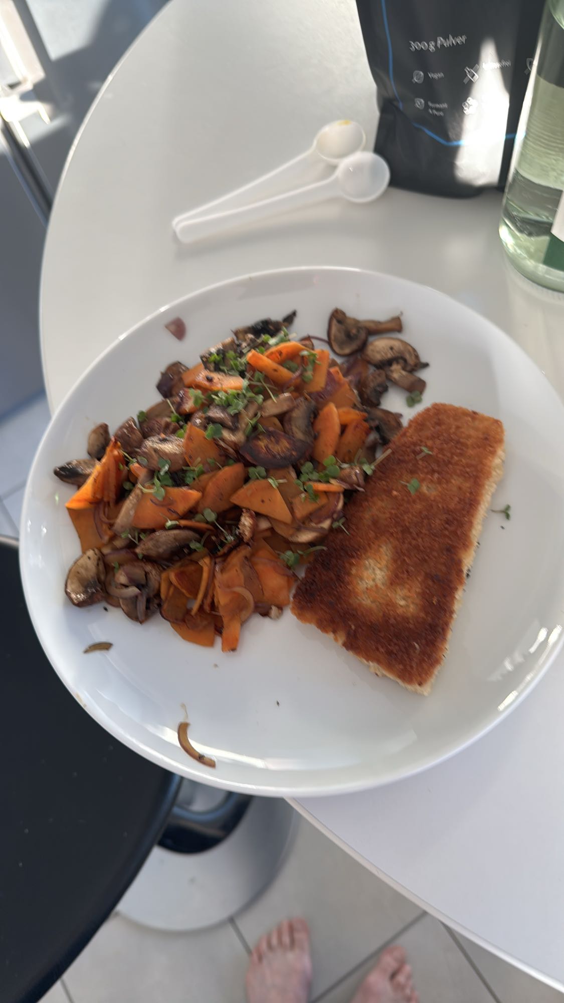 Panierter Fisch mit Gemüse und Süßkartoffeln