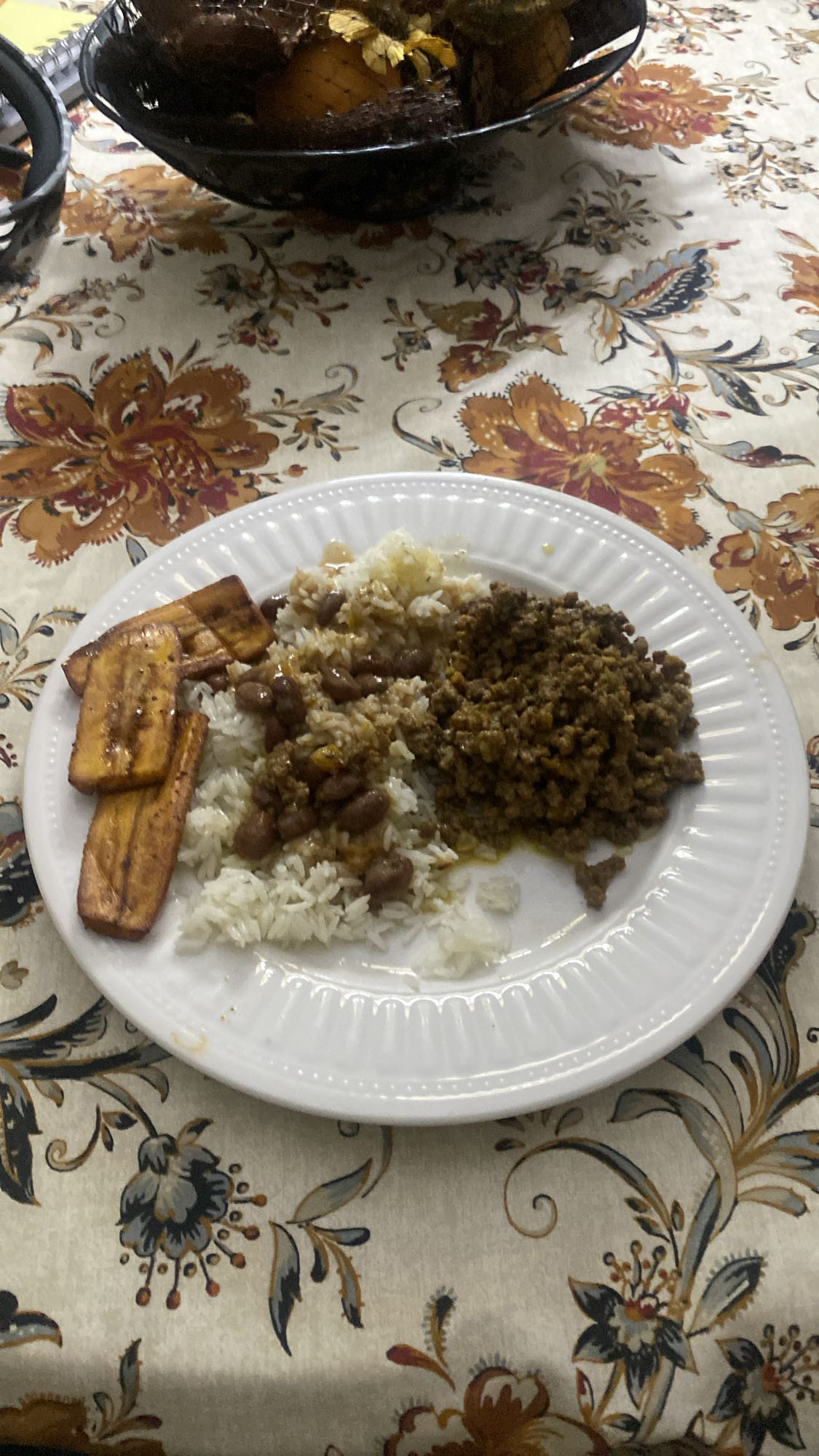 arroz con carne y tajadas