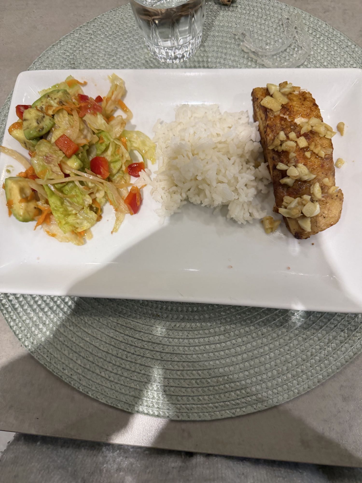 Pescado blanco con arroz y ensalada