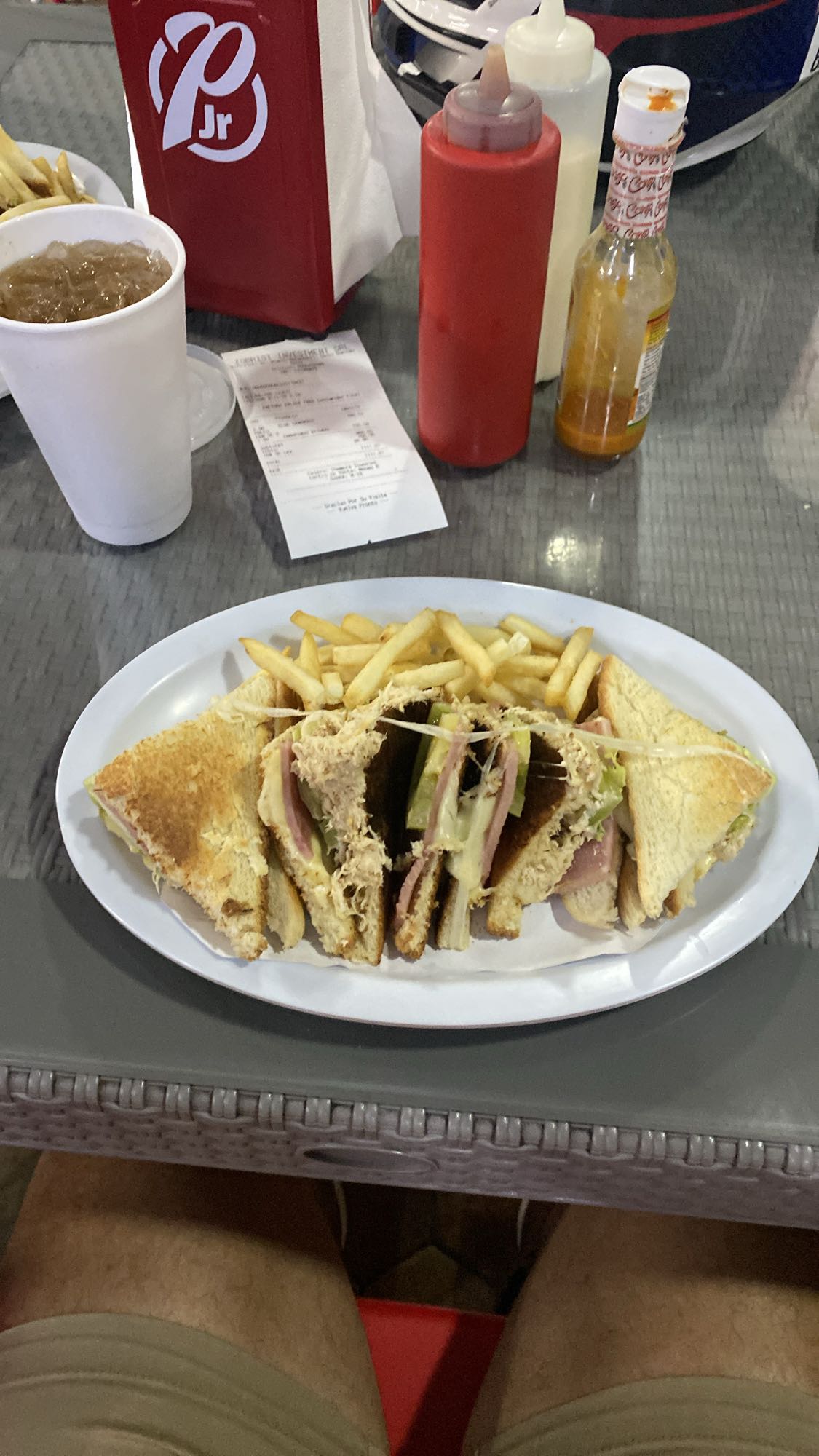 club sándwich con papas