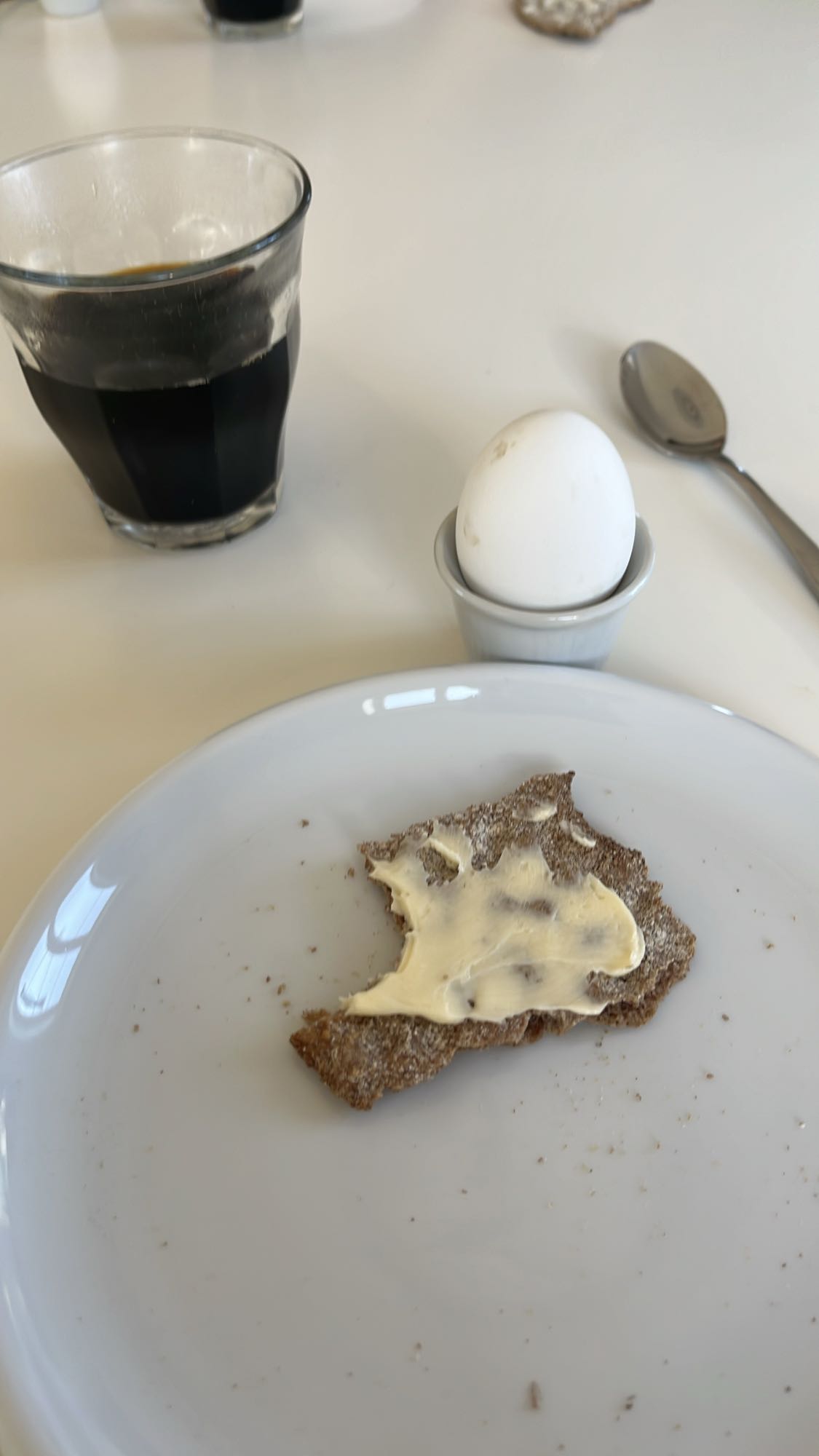 Ägg med knäcke och kaffe