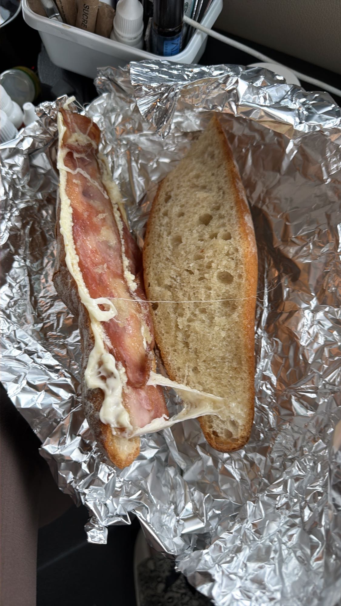 Sandviș cu bacon și brânză