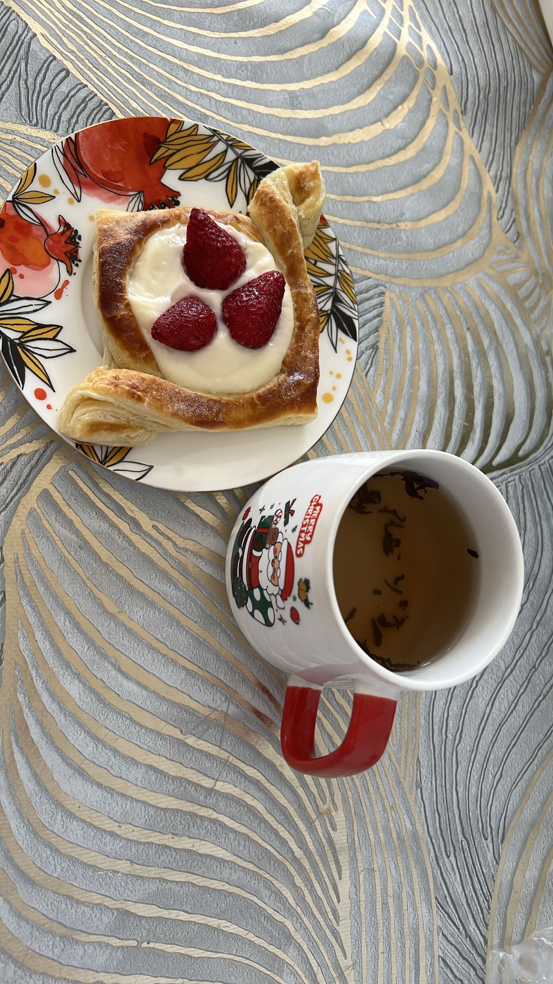 Слойка с клубникой и чай