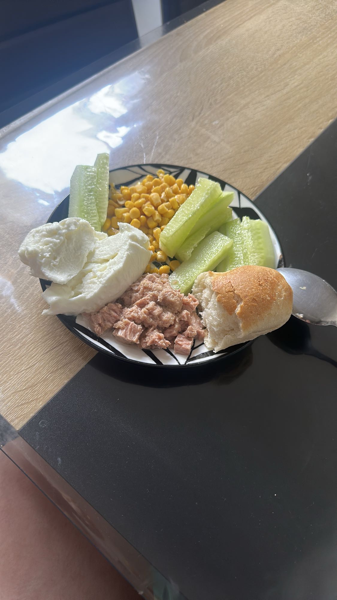 Salată cu ton și brânză