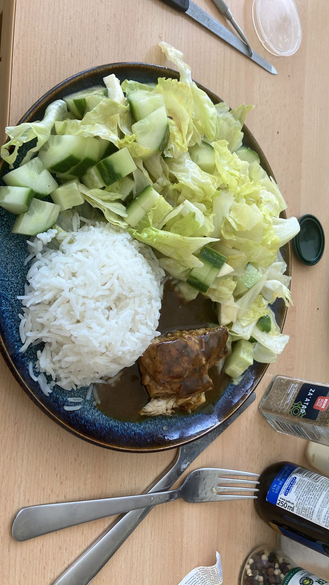 Arroz com frango e salada