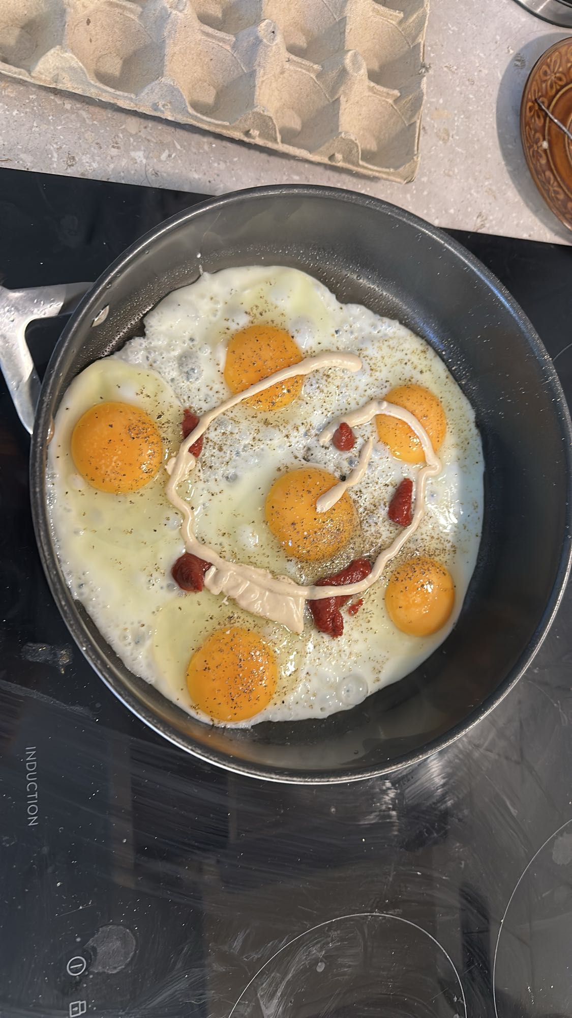 Stekta ägg med sås