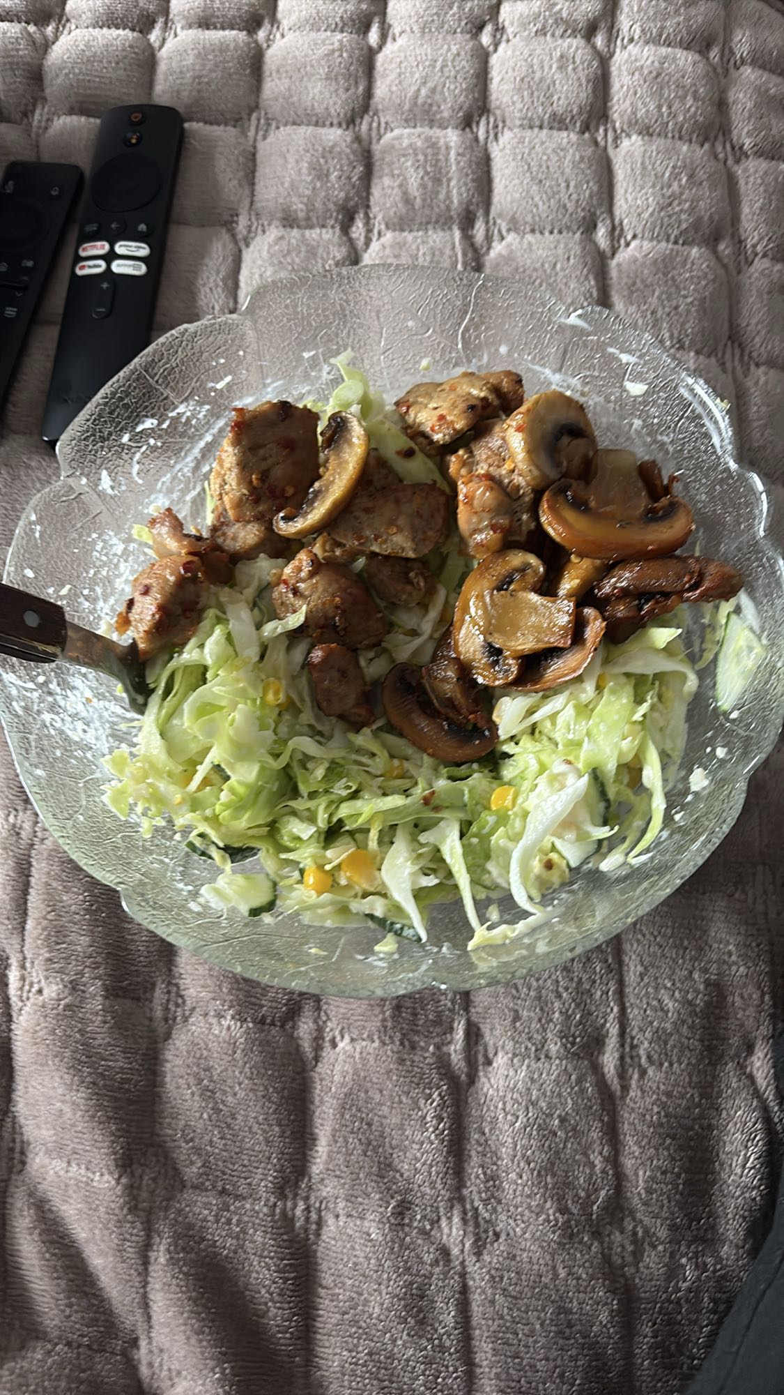 Salat med svin og sopp