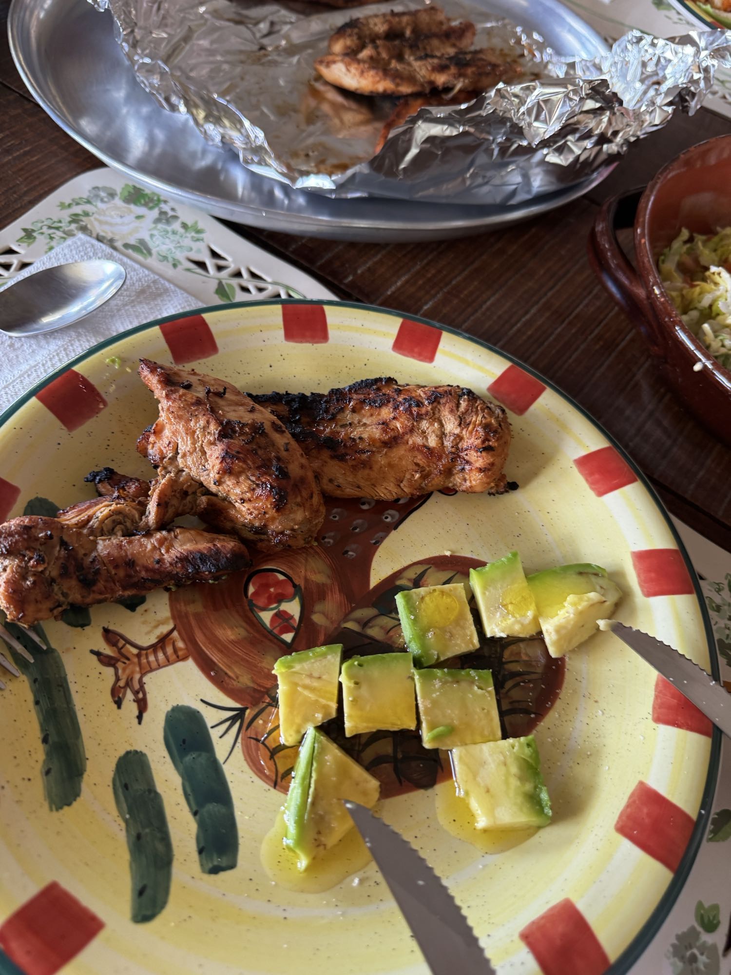 pollo asado con aguacate