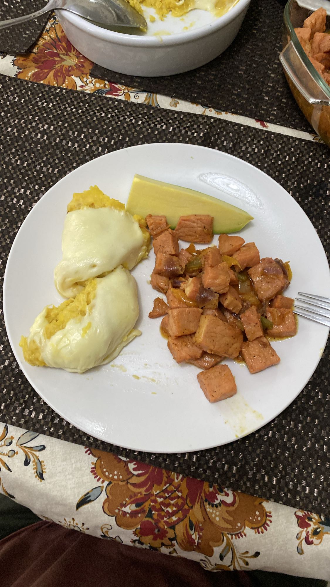 plátano maduro con queso y trozos de chuleta